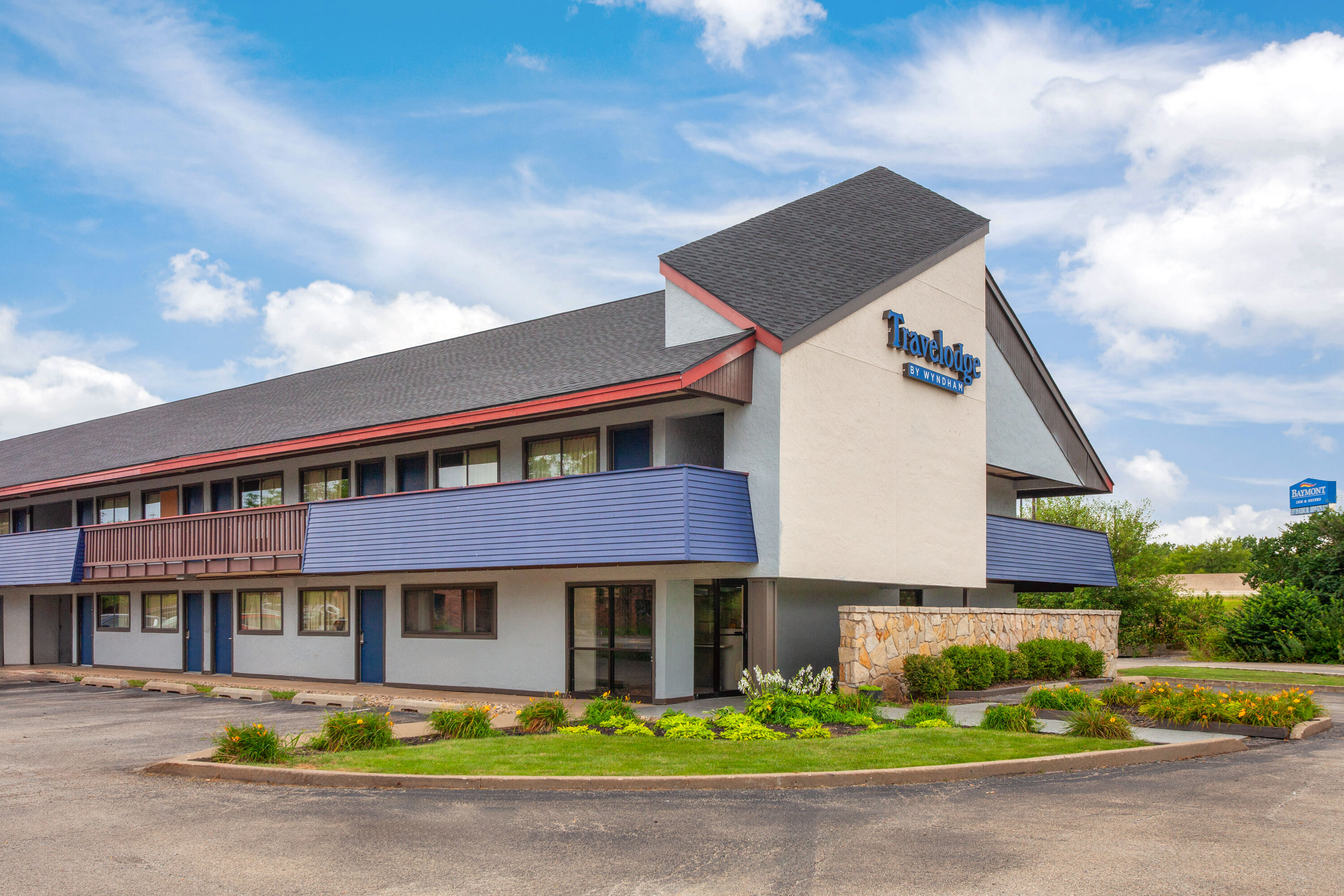Exterior Day Image of Travelodge by Wyndham Peoria hotel in Peoria, Illinois