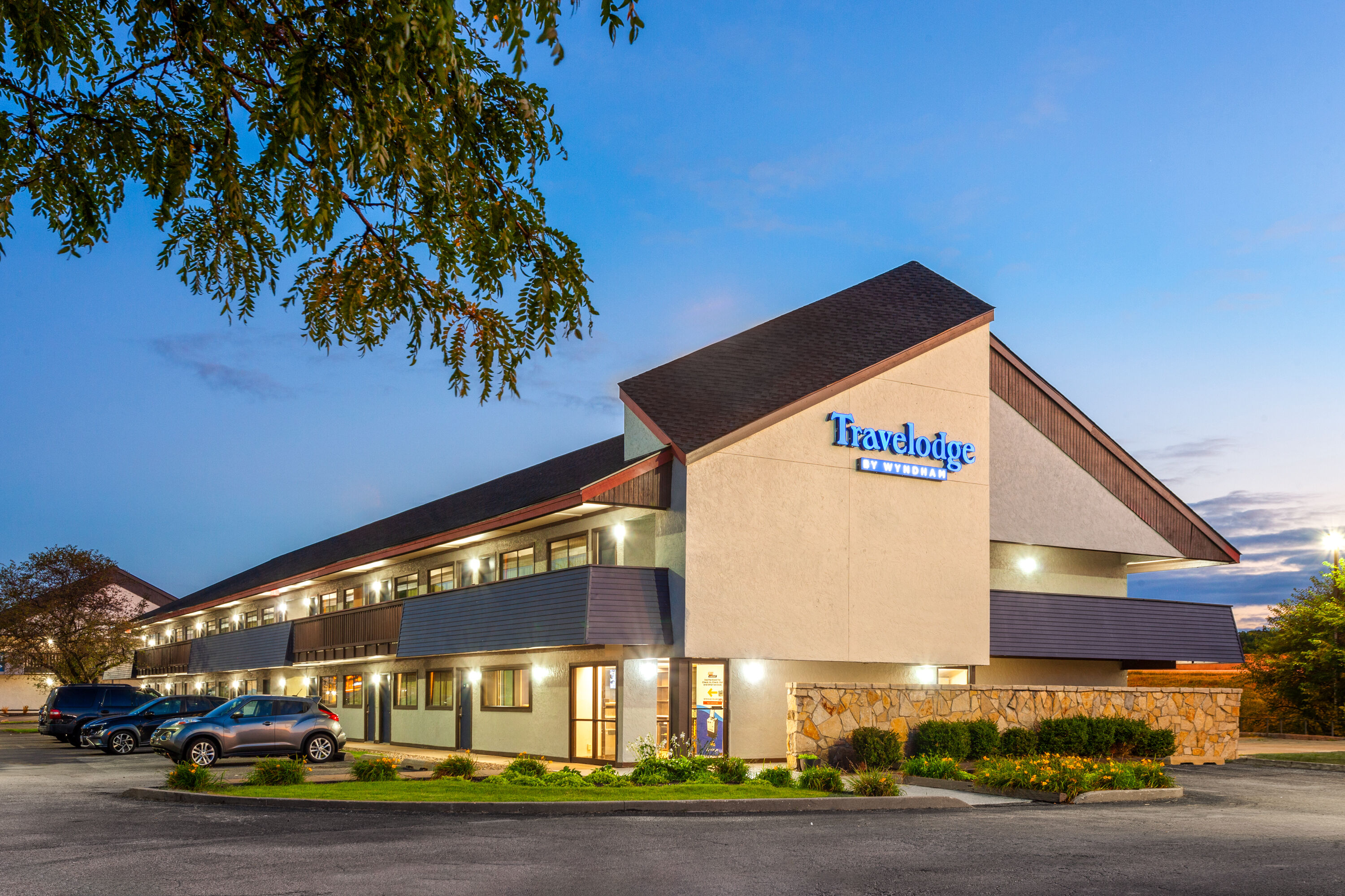 Exterior Dusk Image of Travelodge by Wyndham Peoria hotel in Peoria, Illinois