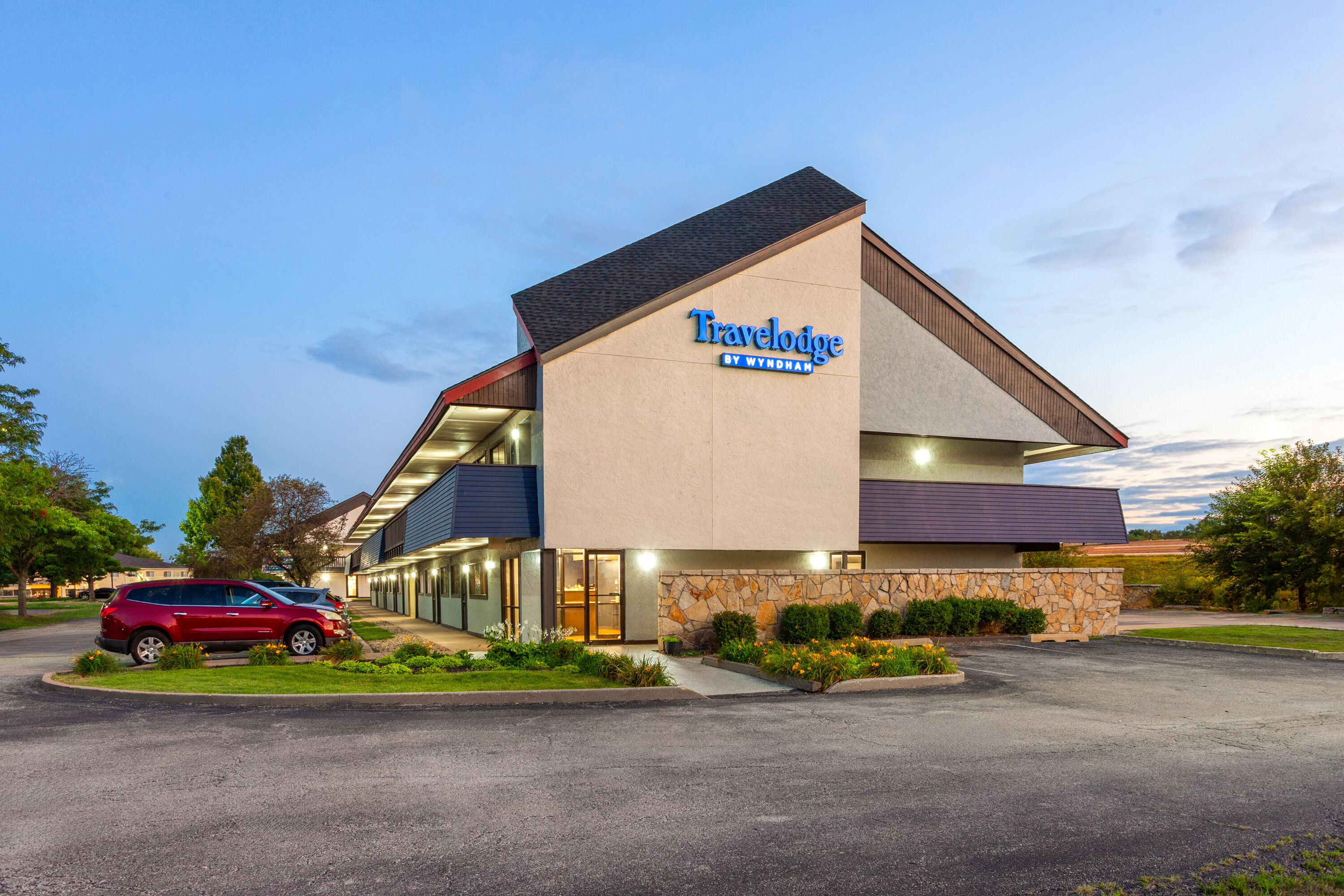 Exterior Dusk Image of Travelodge by Wyndham Peoria hotel in Peoria, Illinois