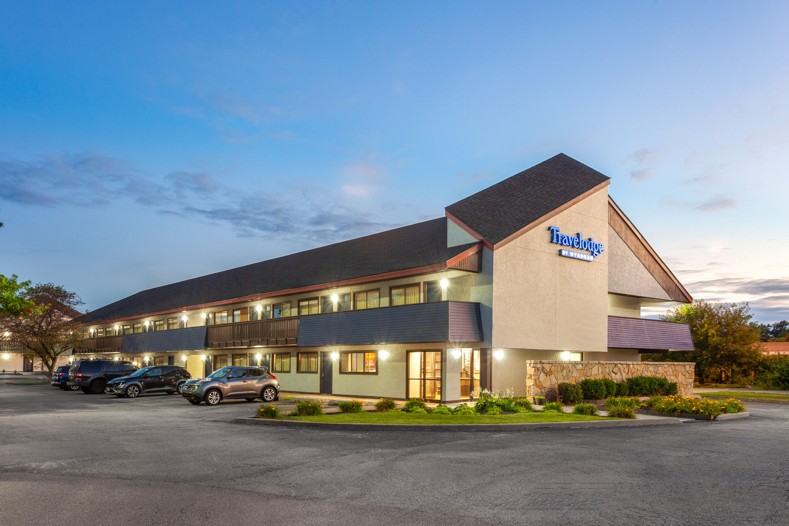Exterior Dusk Image of Travelodge by Wyndham Peoria hotel in Peoria, Illinois