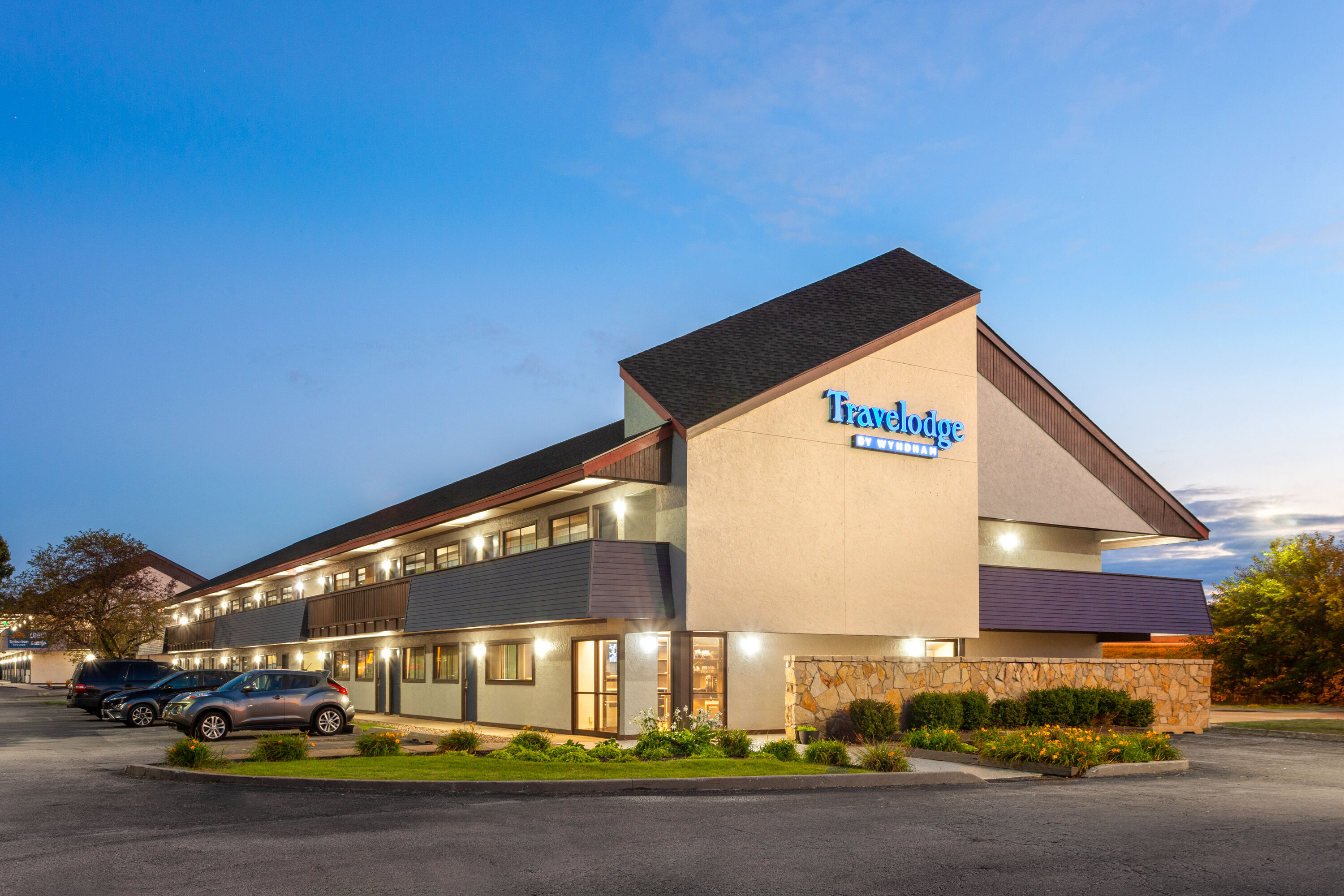 Exterior Dusk Image of Travelodge by Wyndham Peoria hotel in Peoria, Illinois