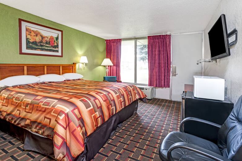 Travelodge By Wyndham Adrian Hotels Mi 49221 Guest Room At The Travelodge By Wyndham Adrian In Michigan