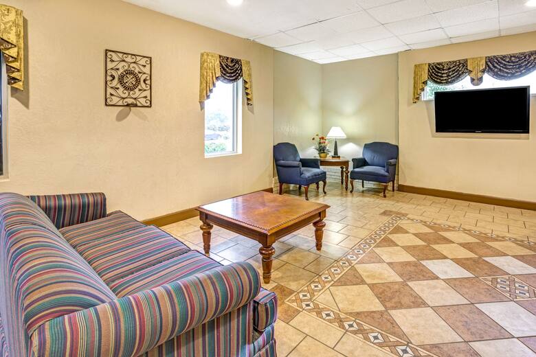 Travelodge By Wyndham Adrian Hotels Mi 49221 Travelodge By Wyndham Adrian Hotel Lobby In Michigan