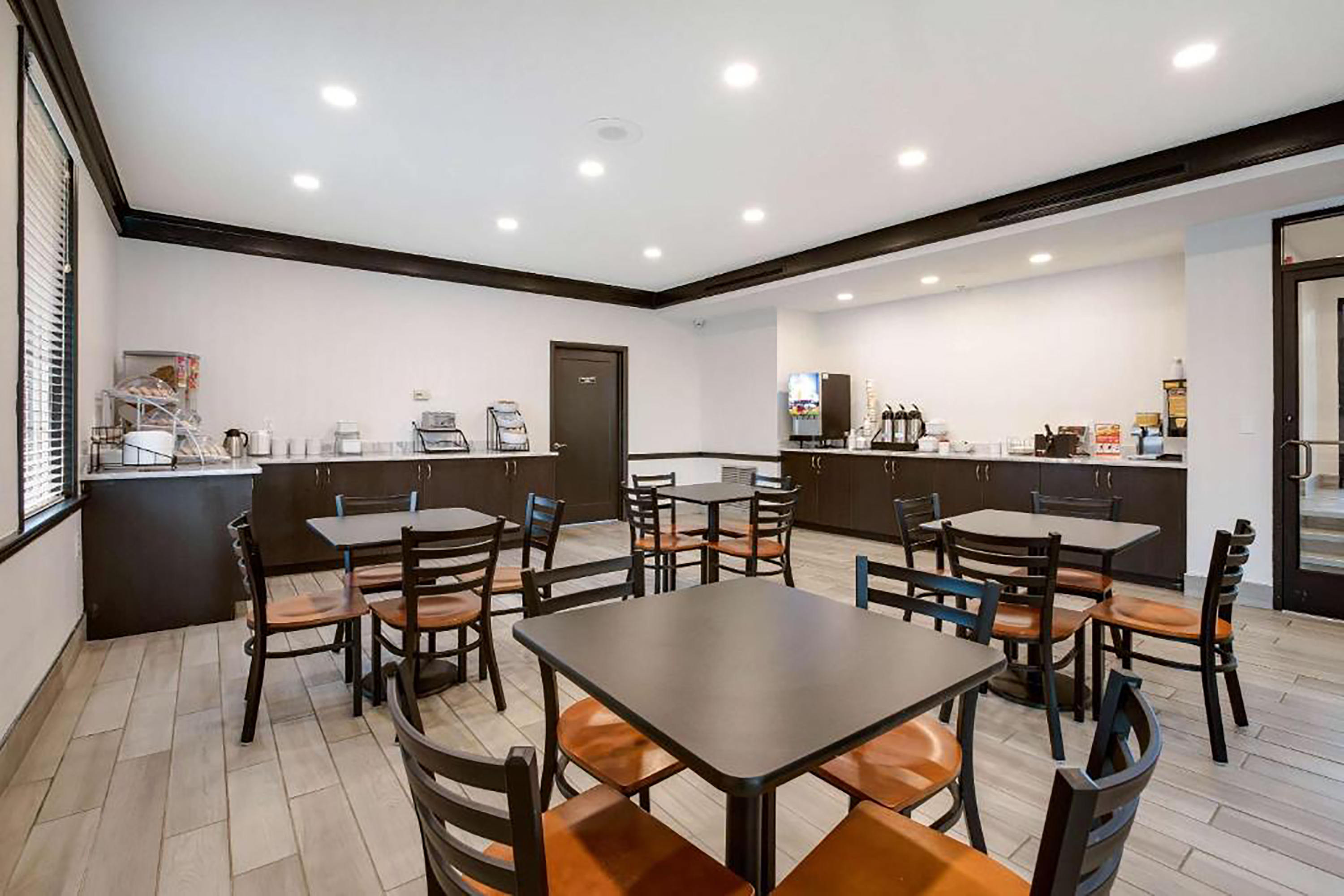 Travelodge by Wyndham Canton/Livonia Area, MI restaurant breakfast area with seating in Canton, Michigan