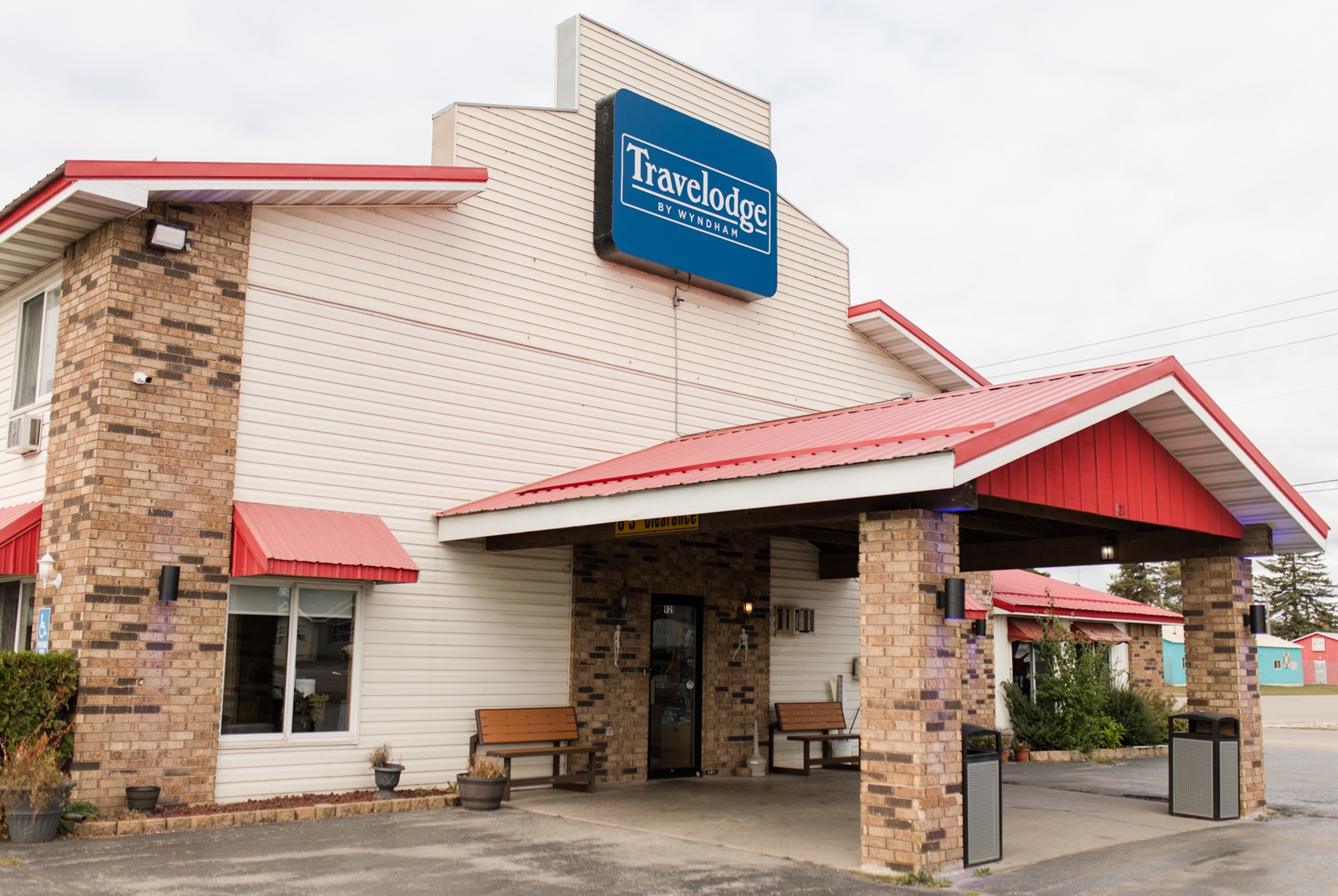 Exterior of Travelodge by Wyndham Escanaba hotel in Escanaba, Michigan