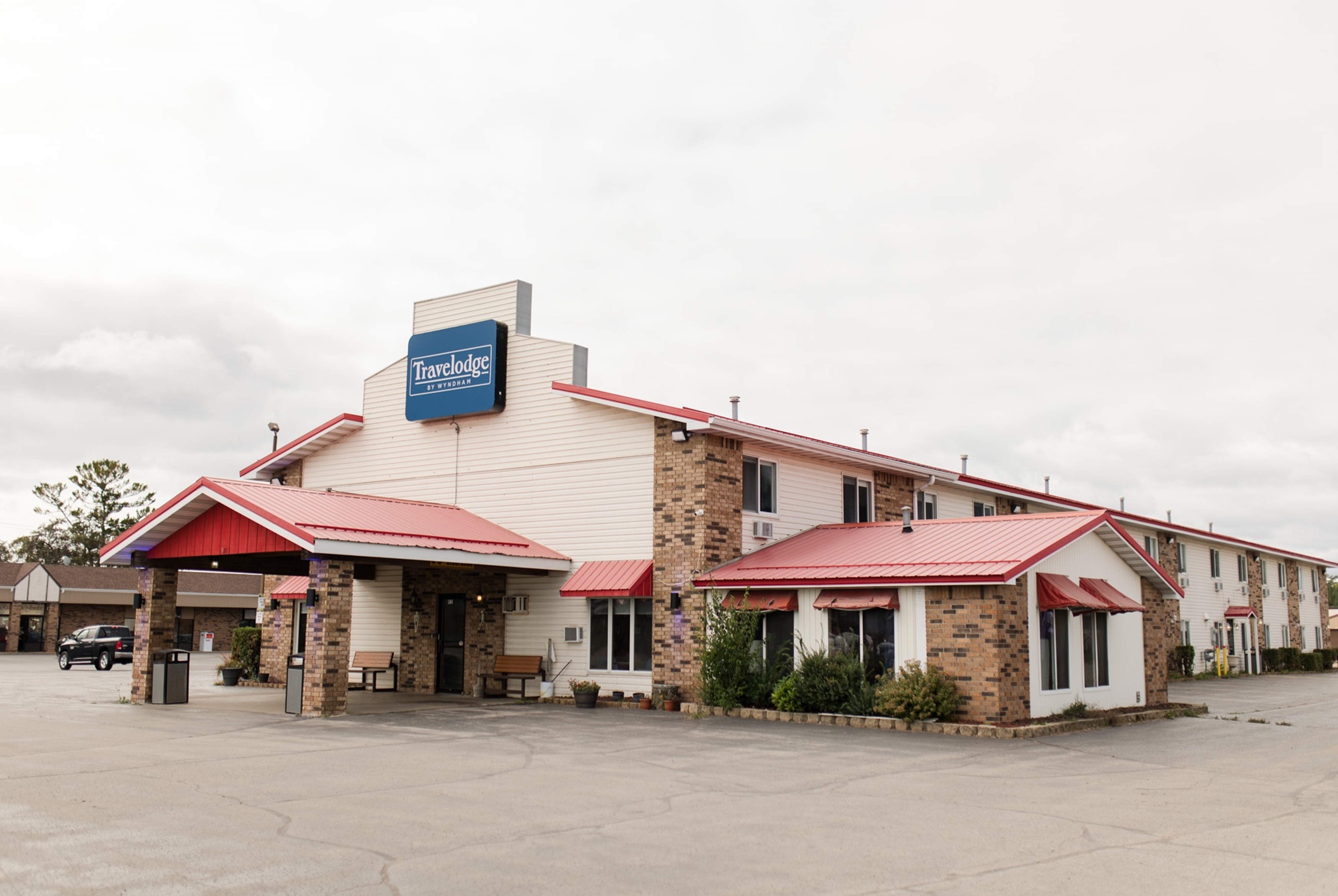 Exterior of Travelodge by Wyndham Escanaba hotel in Escanaba, Michigan