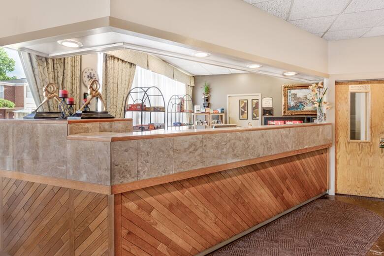 Travelodge By Wyndham Jackson Hotels Mi 49202 Travelodge By Wyndham Jackson Hotel Lobby In Michigan