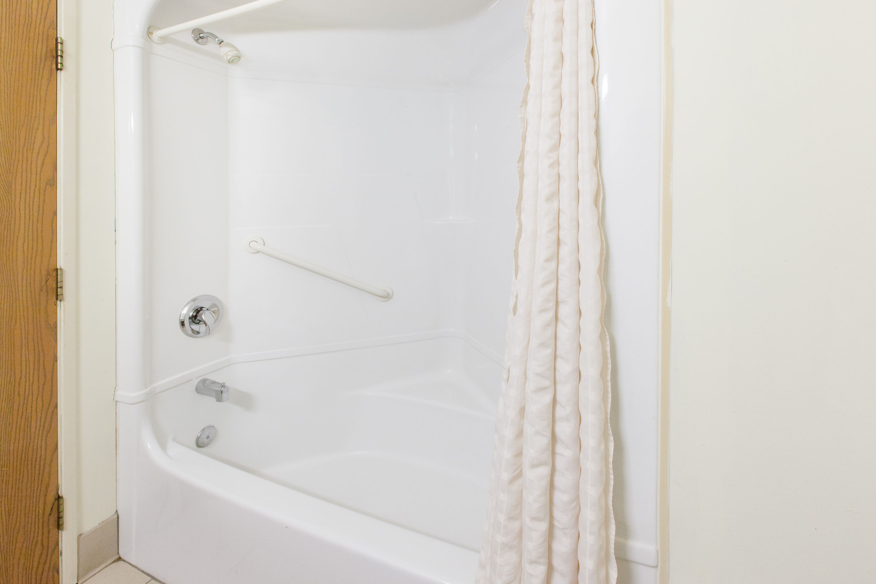 Guest room bath at the Travelodge by Wyndham Romulus Detroit Airport in Romulus, Michigan