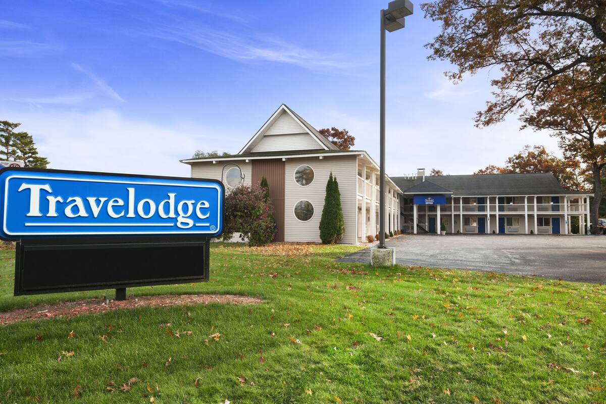 Traverse City Mi Travelodge Hotels 49686 Exterior Of Traverse City Mi Travelodge Hotel In Michigan