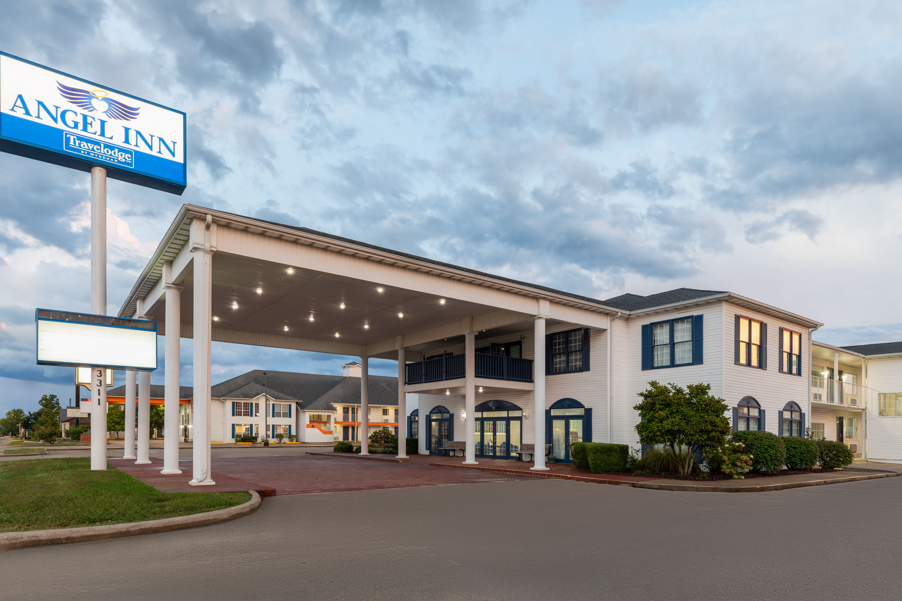 Exterior Dusk Image of Angel Inn Near IMAX, a Travelodge by Wyndham hotel in Branson, Missouri