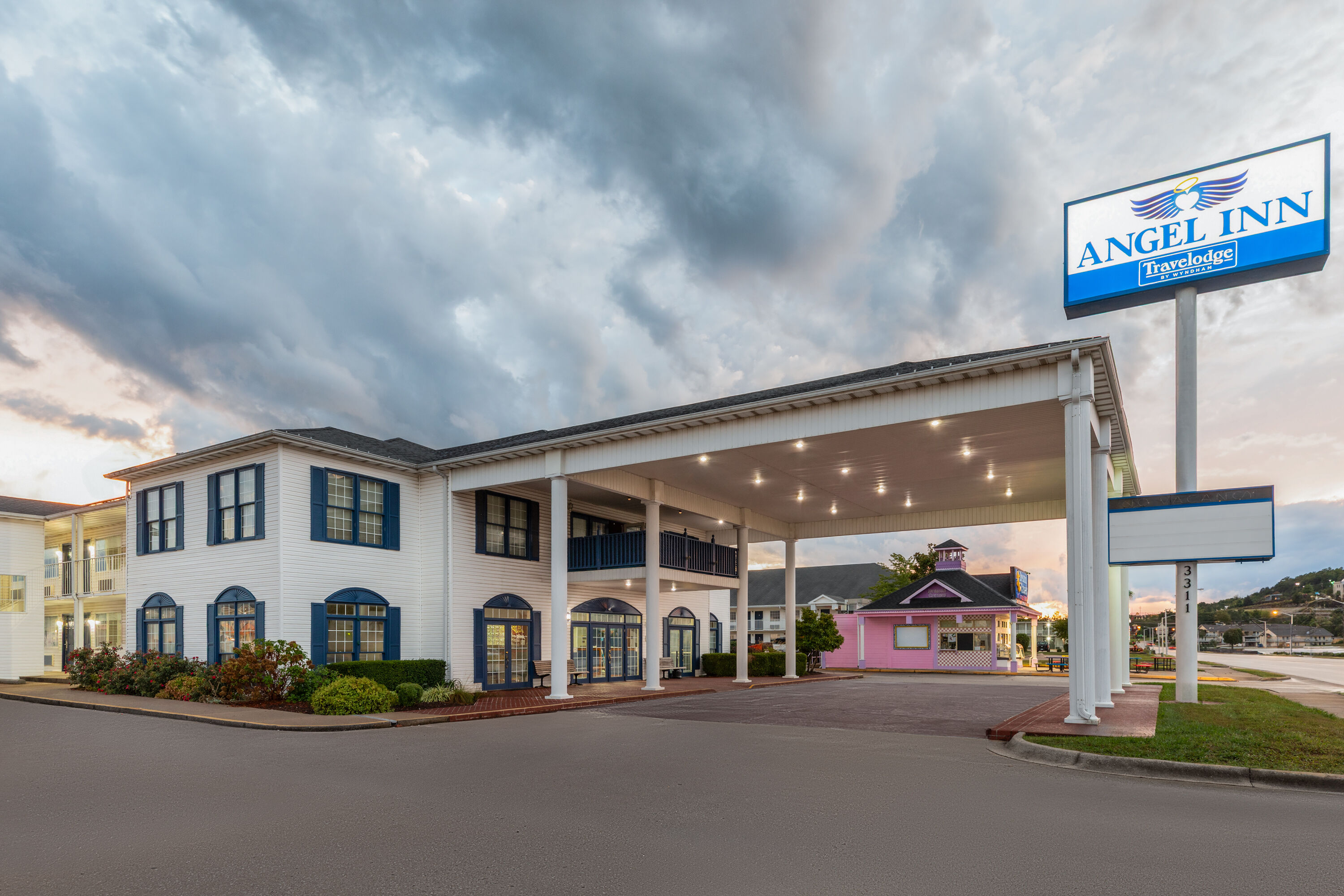 Exterior Dusk Image of Angel Inn Near IMAX, a Travelodge by Wyndham hotel in Branson, Missouri