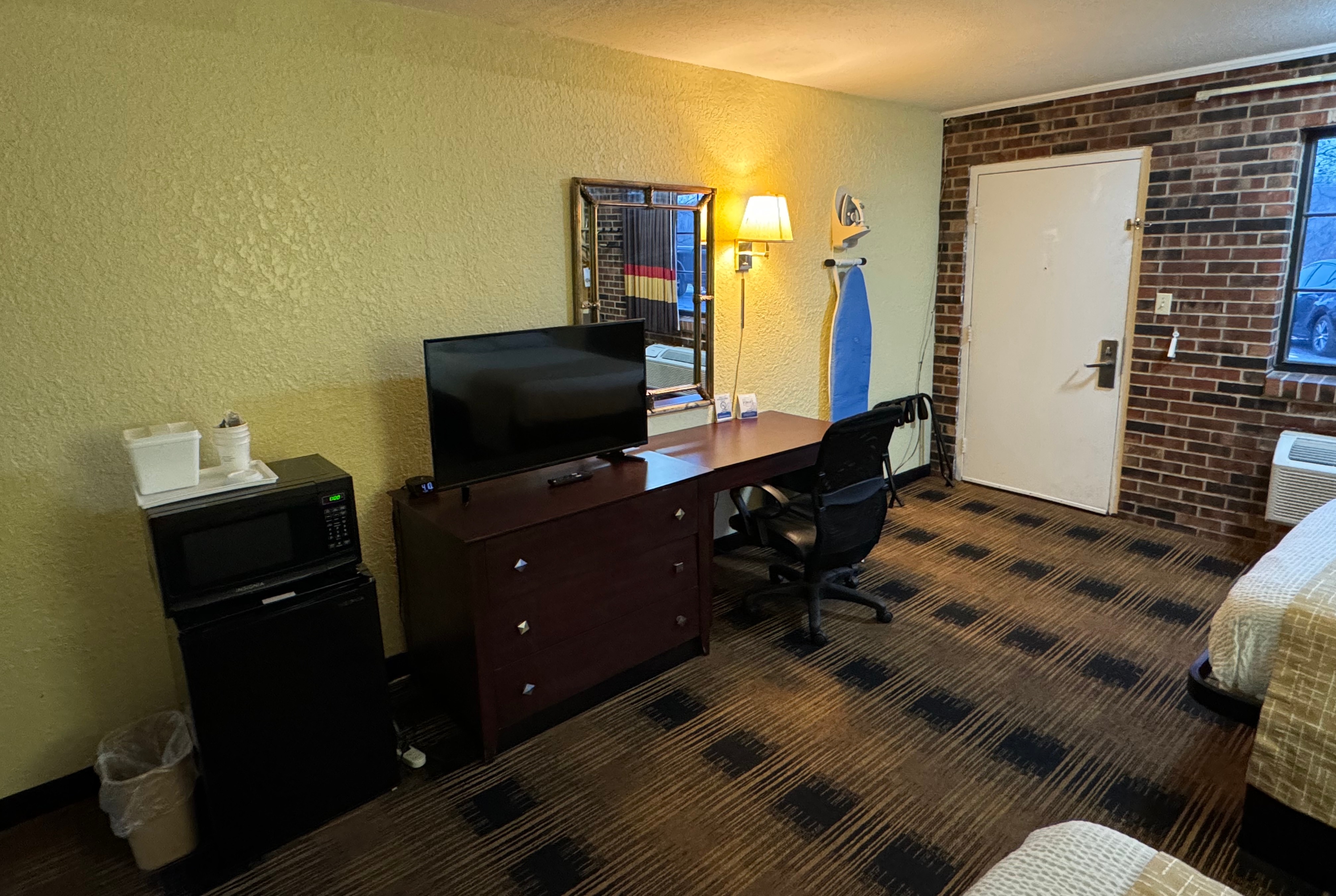 Guest room at the Travelodge by Wyndham Airport Platte City in Platte City, Missouri