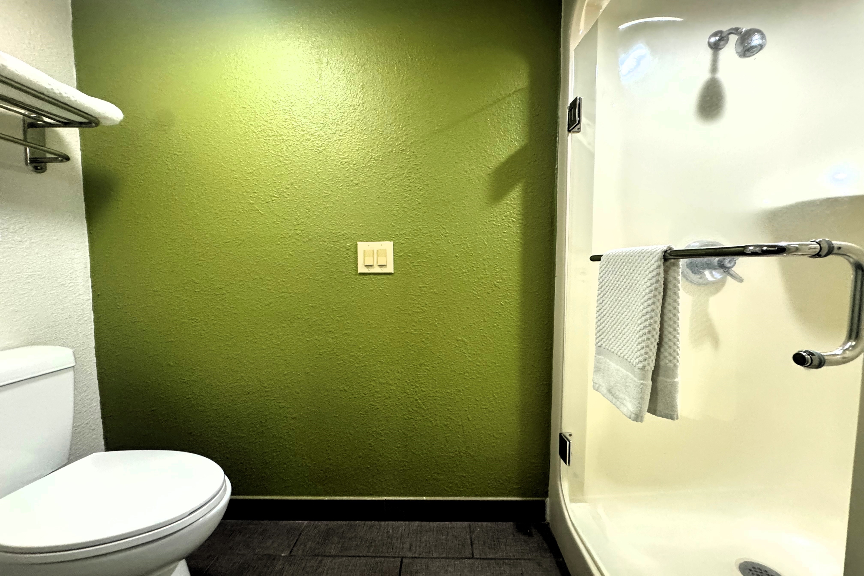 Guest room bath at the Travelodge by Wyndham Flowood/Jackson/Airport North in Flowood, Mississippi