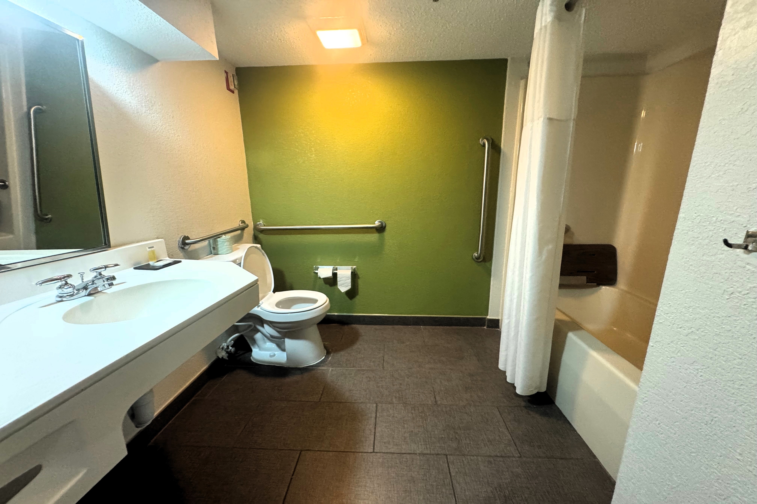 Guest room bath at the Travelodge by Wyndham Flowood/Jackson/Airport North in Flowood, Mississippi