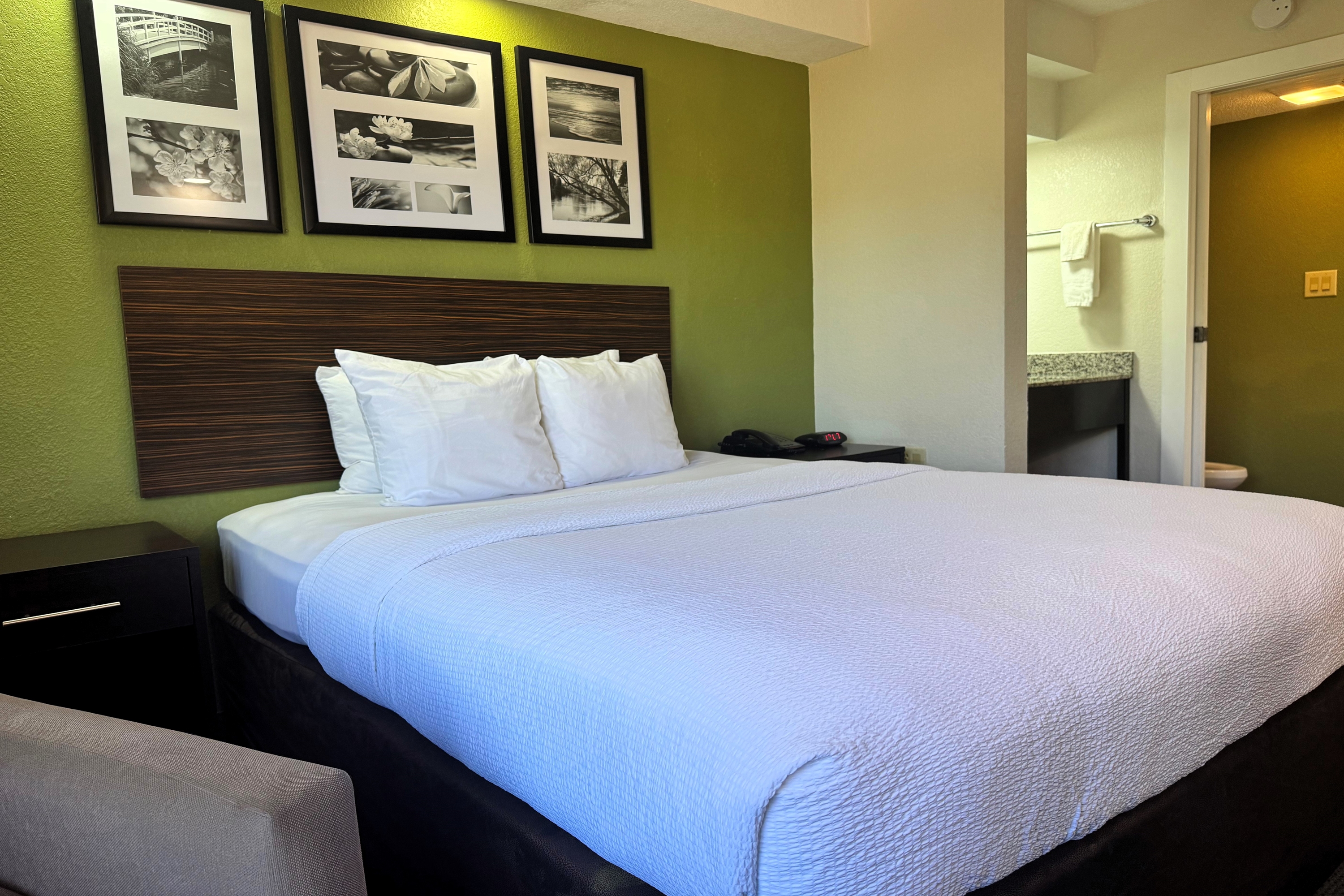 Guest room at the Travelodge by Wyndham Flowood/Jackson/Airport North in Flowood, Mississippi