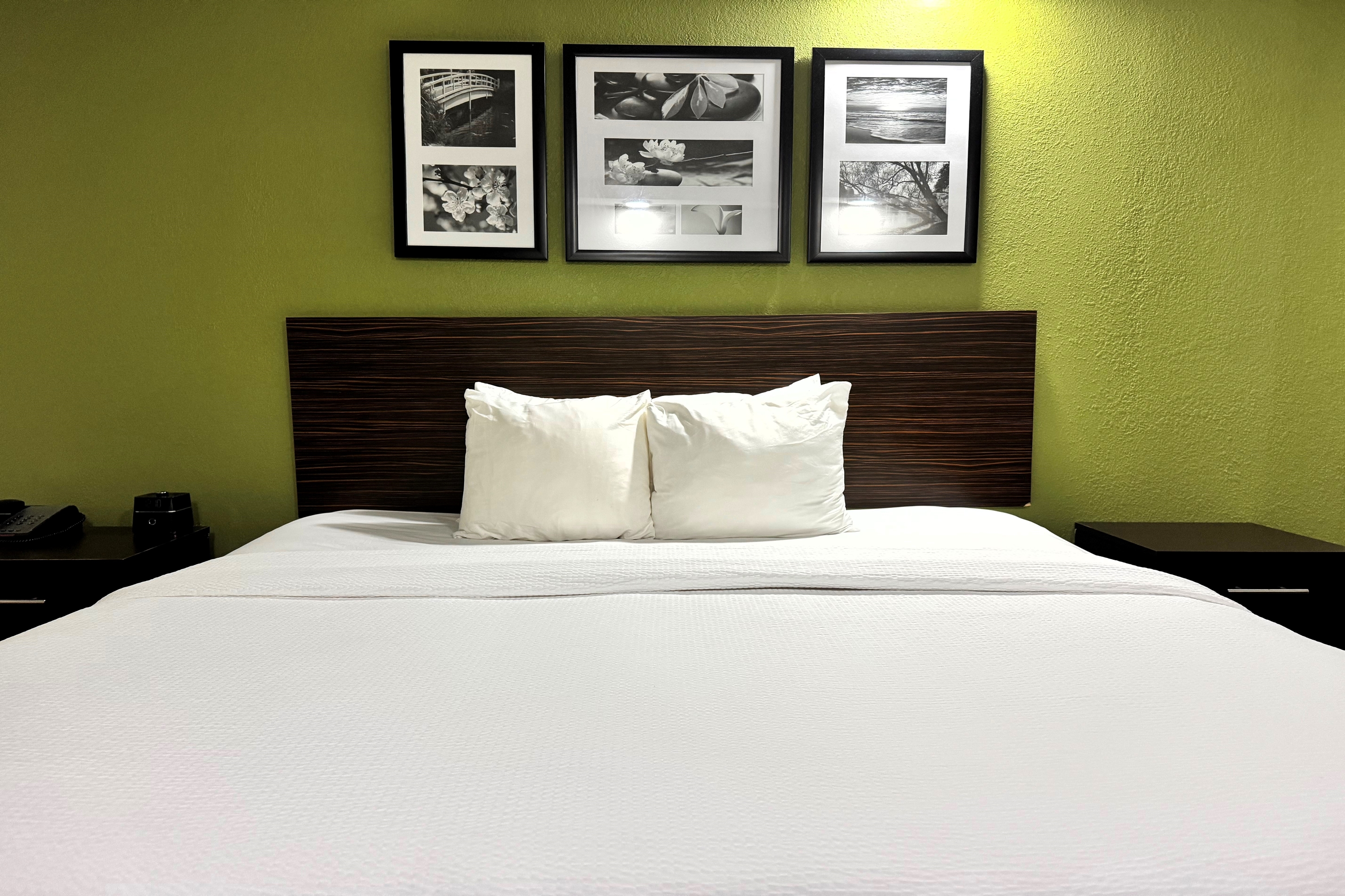 Guest room at the Travelodge by Wyndham Flowood/Jackson/Airport North in Flowood, Mississippi