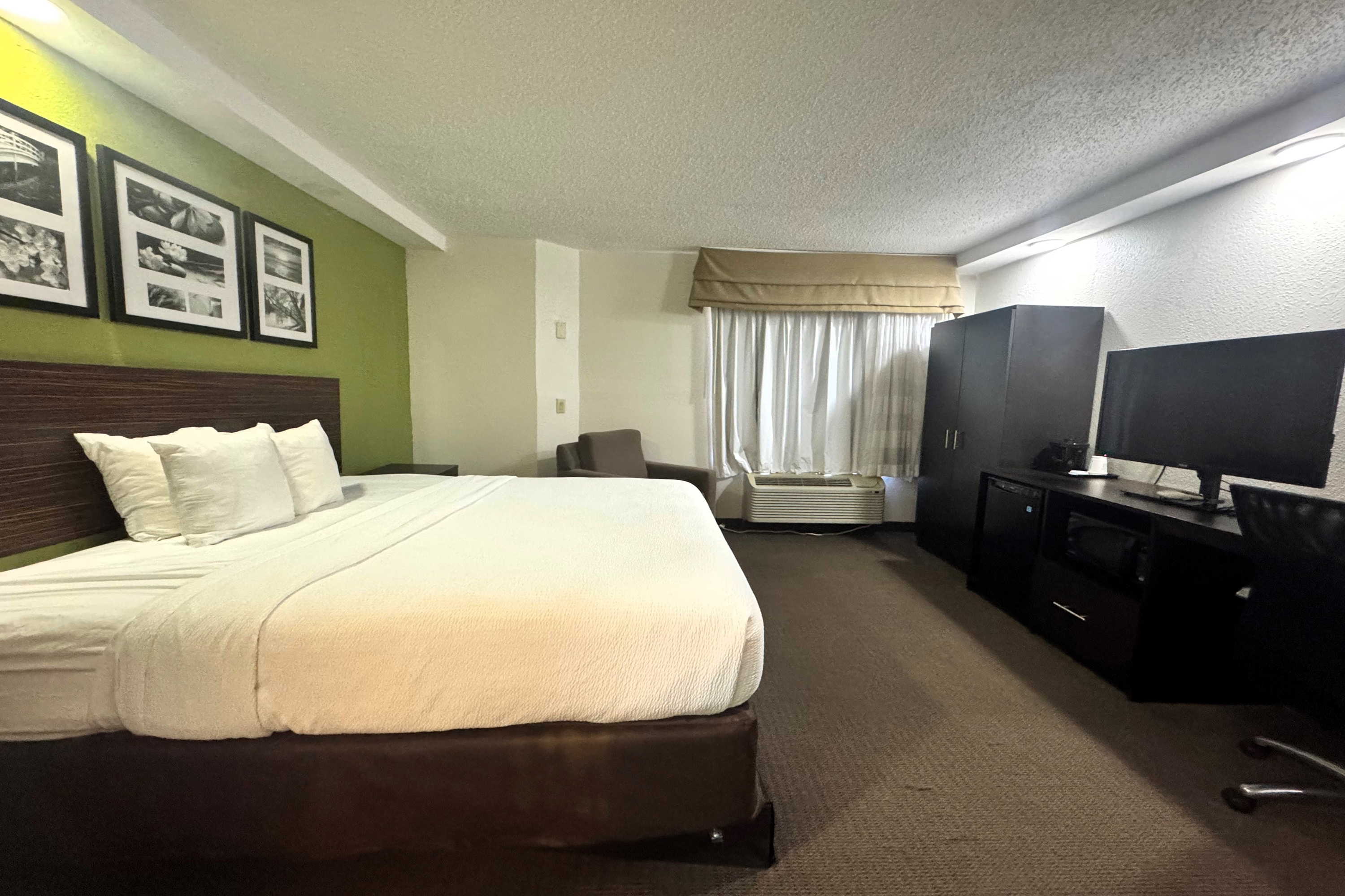 Guest room at the Travelodge by Wyndham Flowood/Jackson/Airport North in Flowood, Mississippi