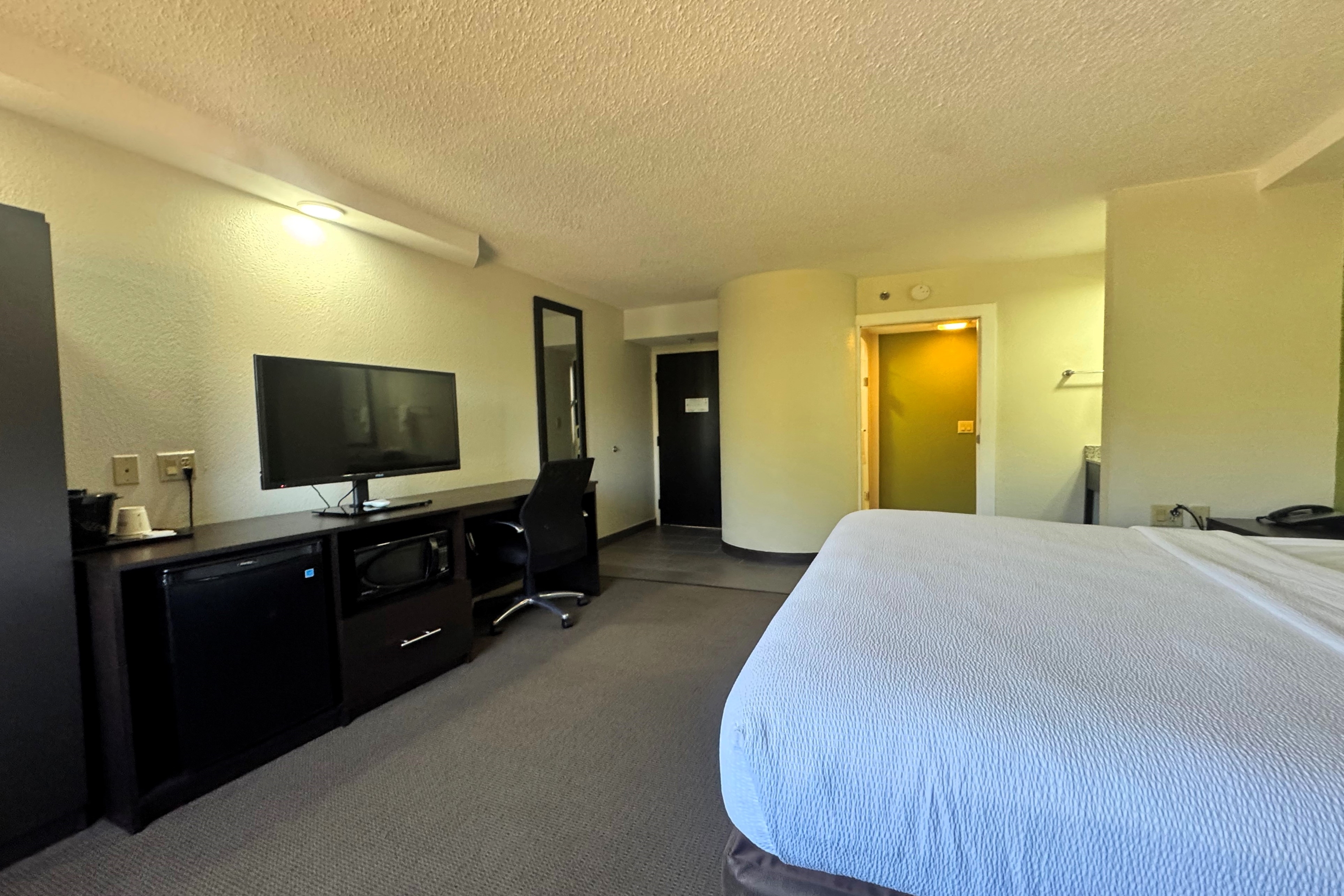 Guest room at the Travelodge by Wyndham Flowood/Jackson/Airport North in Flowood, Mississippi