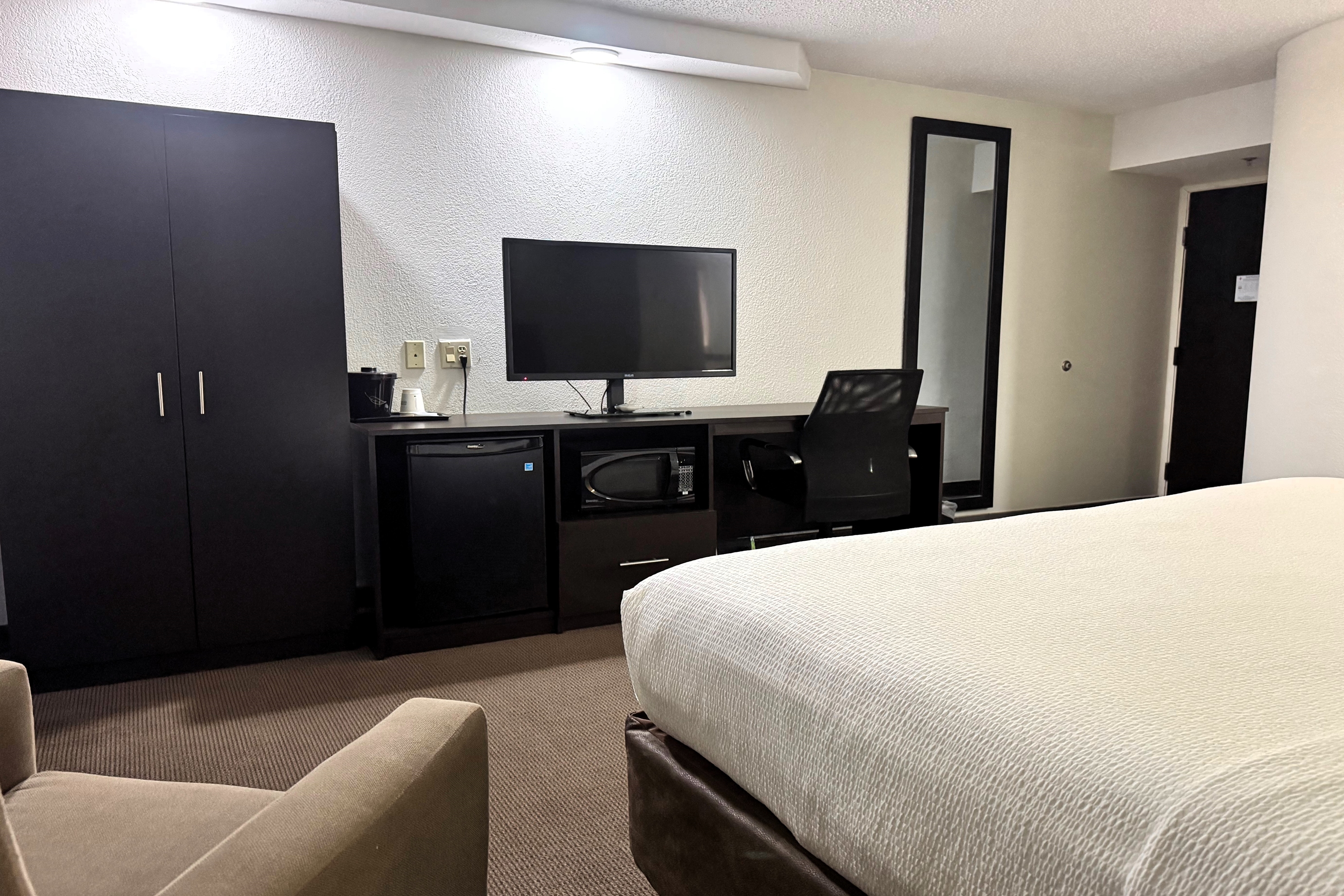 Guest room at the Travelodge by Wyndham Flowood/Jackson/Airport North in Flowood, Mississippi