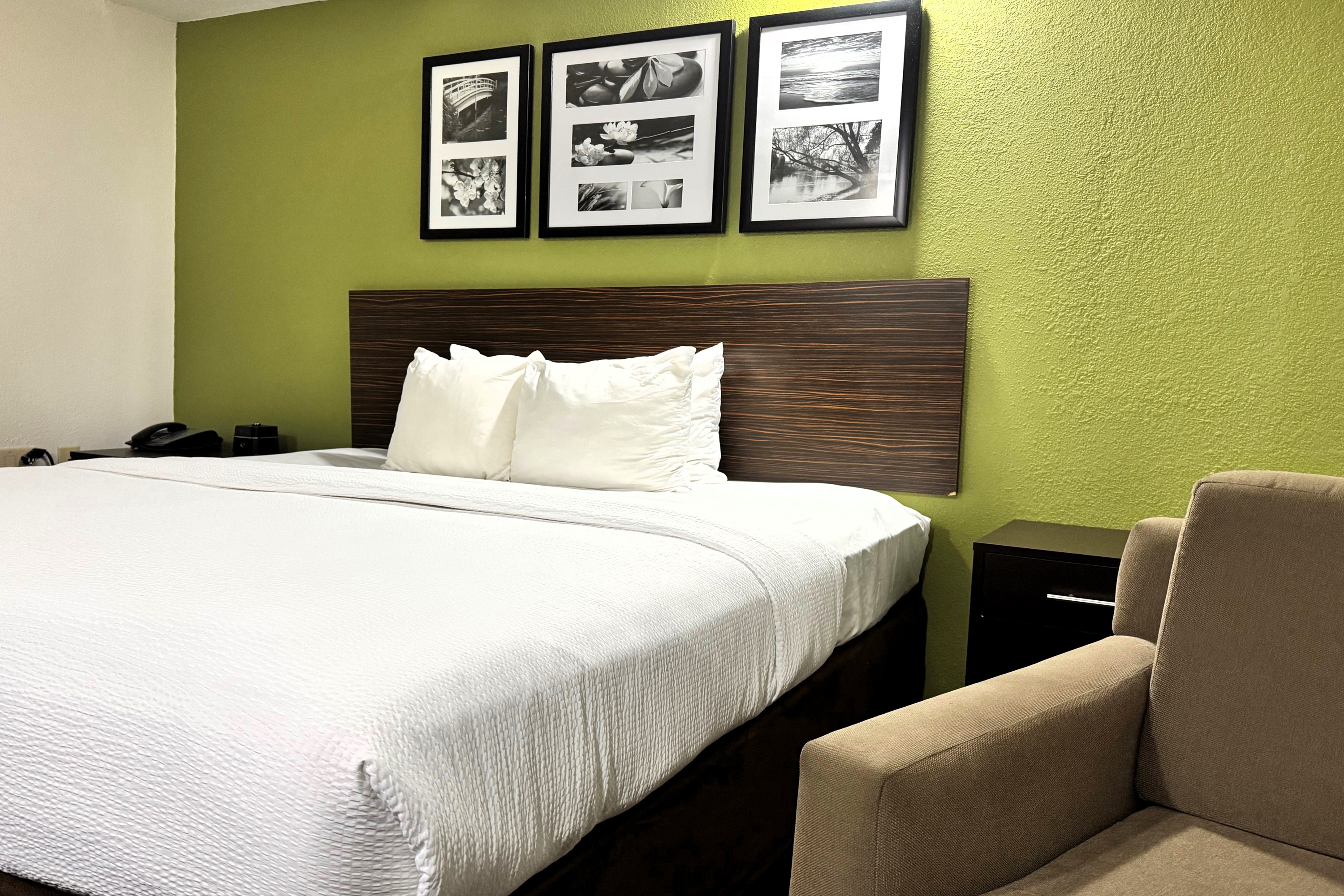 Guest room at the Travelodge by Wyndham Flowood/Jackson/Airport North in Flowood, Mississippi