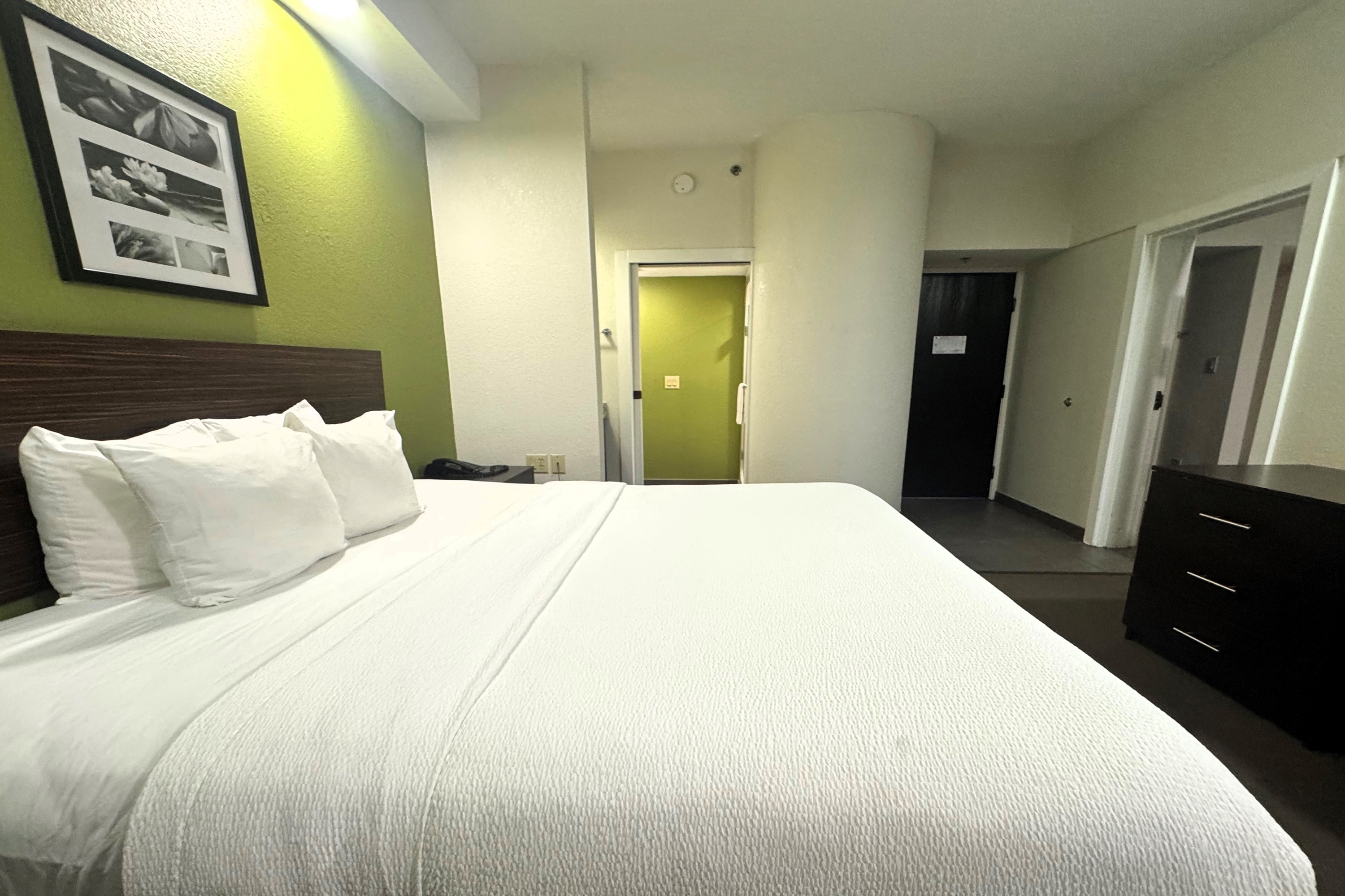 Guest room at the Travelodge by Wyndham Flowood/Jackson/Airport North in Flowood, Mississippi