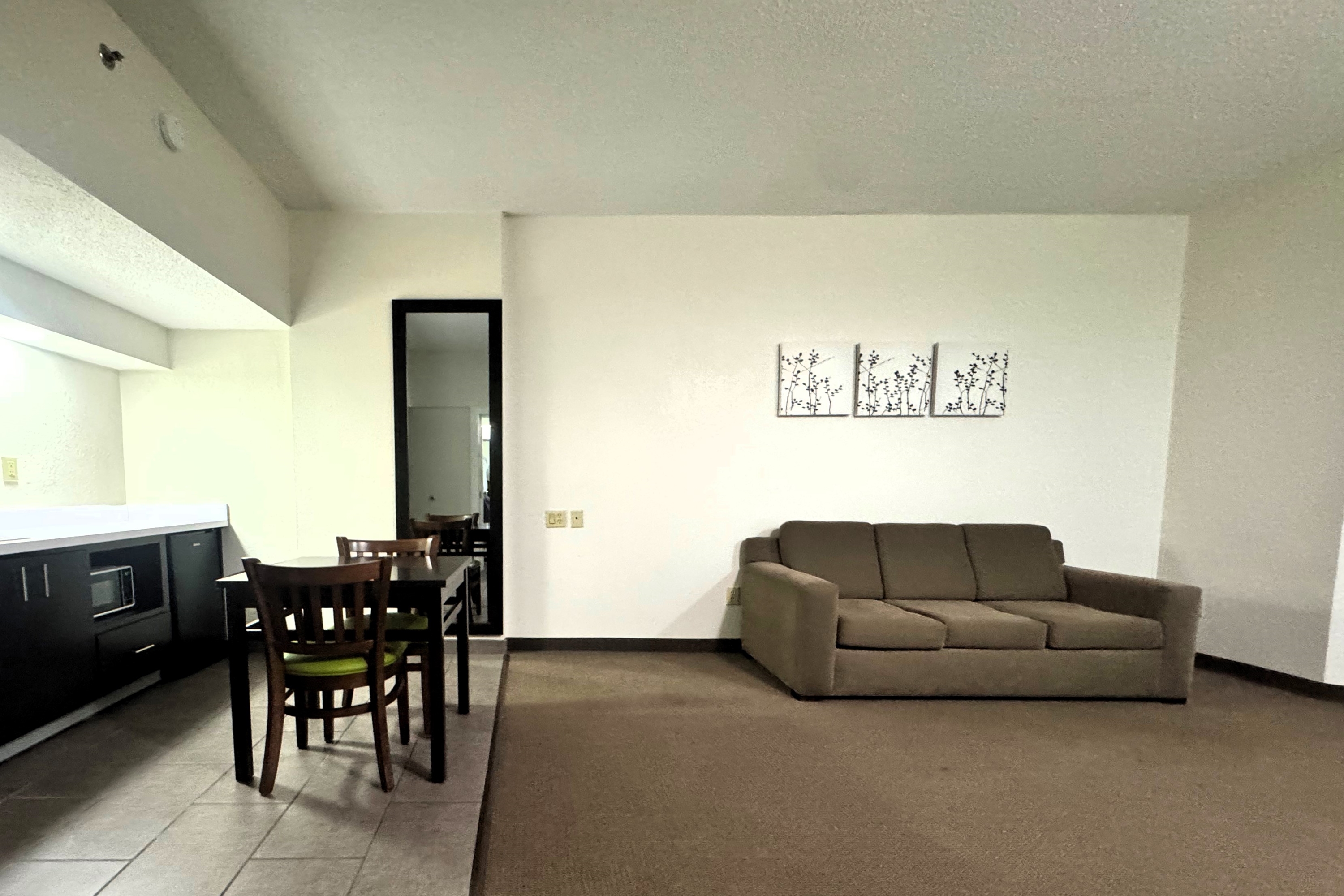 Guest room at the Travelodge by Wyndham Flowood/Jackson/Airport North in Flowood, Mississippi