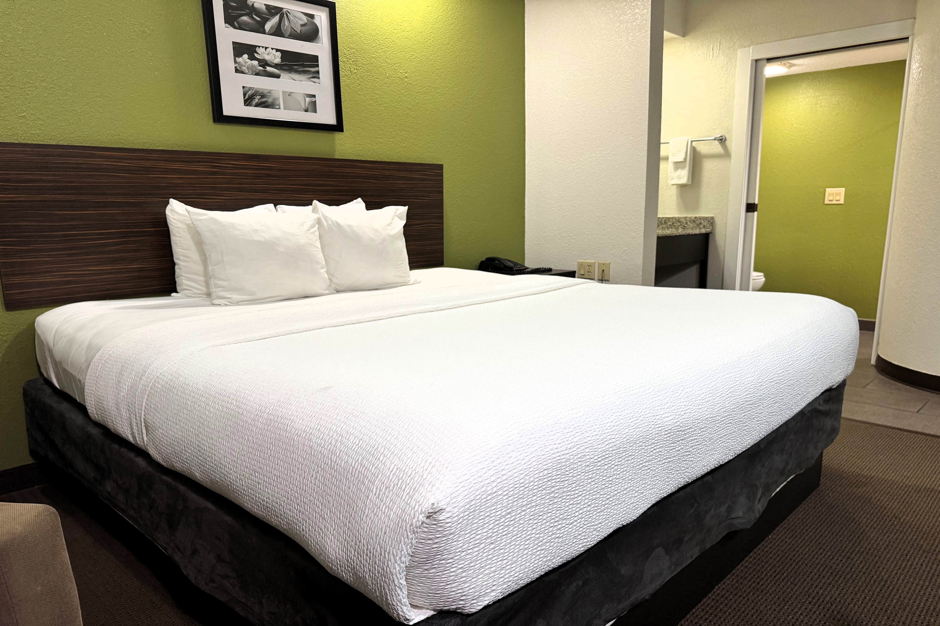 Guest room at the Travelodge by Wyndham Flowood/Jackson/Airport North in Flowood, Mississippi