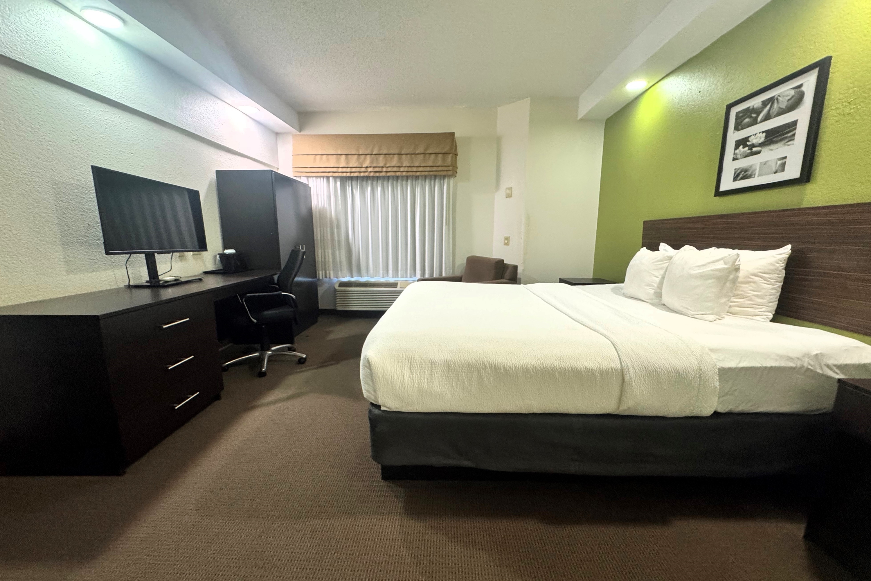Guest room at the Travelodge by Wyndham Flowood/Jackson/Airport North in Flowood, Mississippi