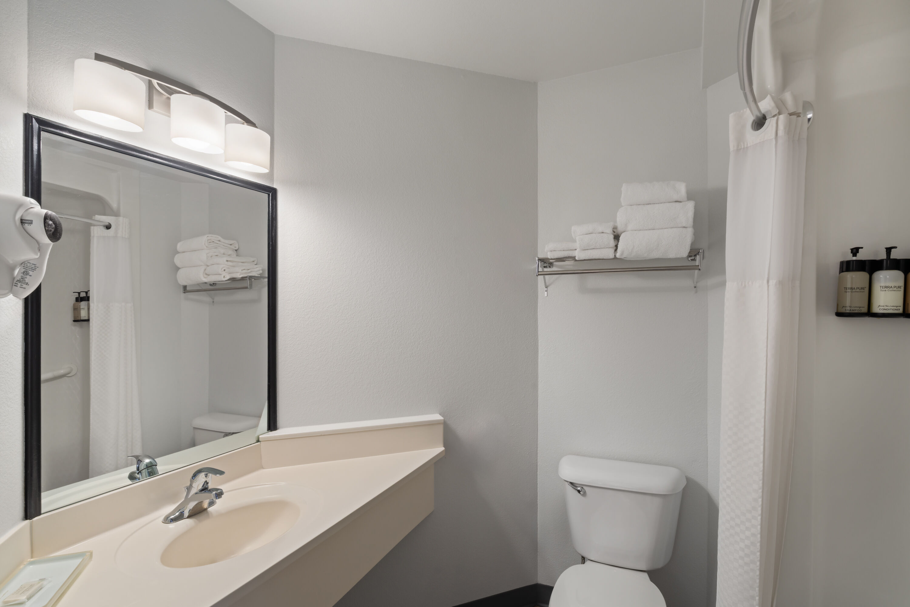 Guest room bath at the Travelodge by Wyndham Gardiner Yellowstone Park North in Gardiner, Montana
