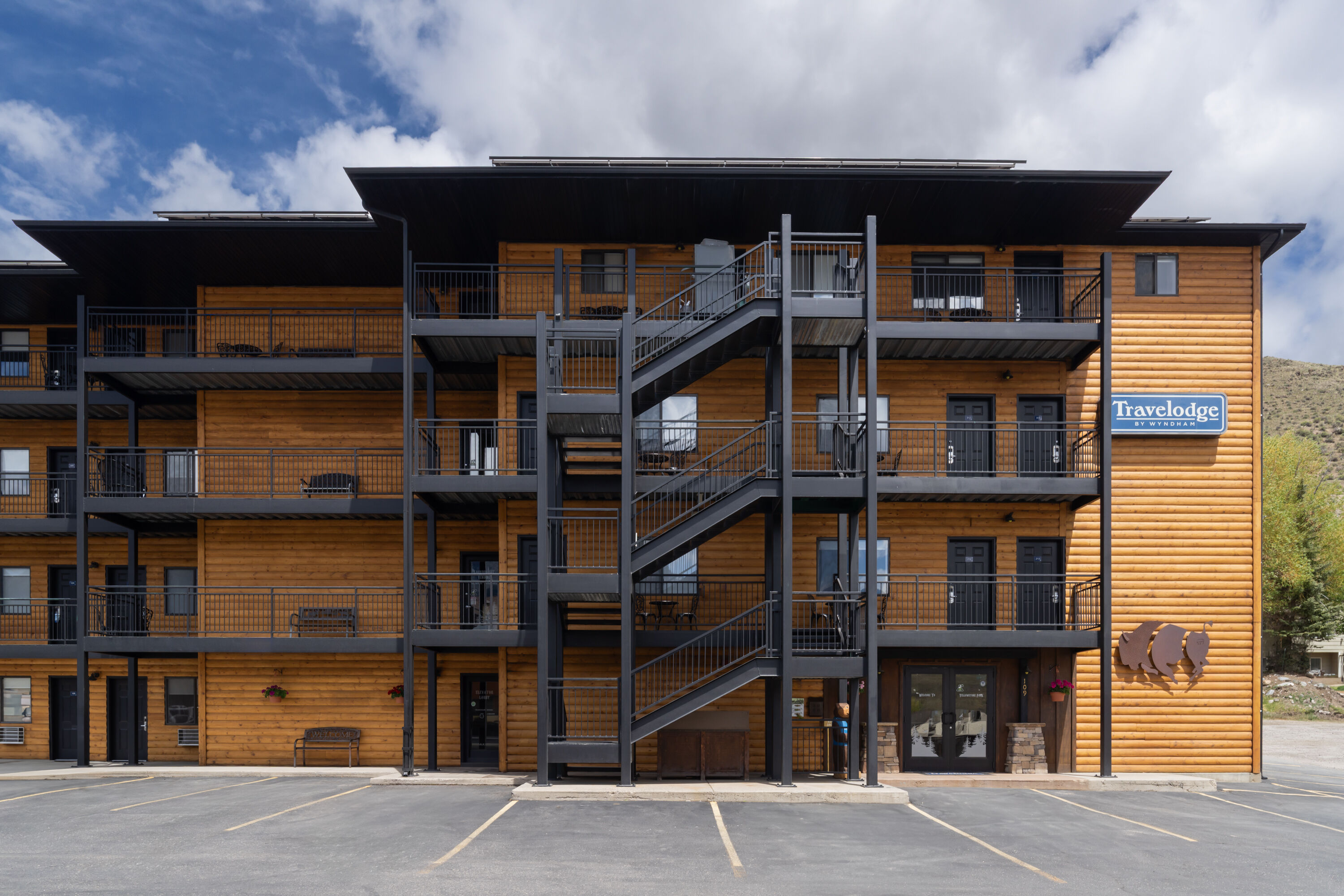 Exterior Day Image of Travelodge by Wyndham Gardiner Yellowstone Park North hotel in Gardiner, Montana