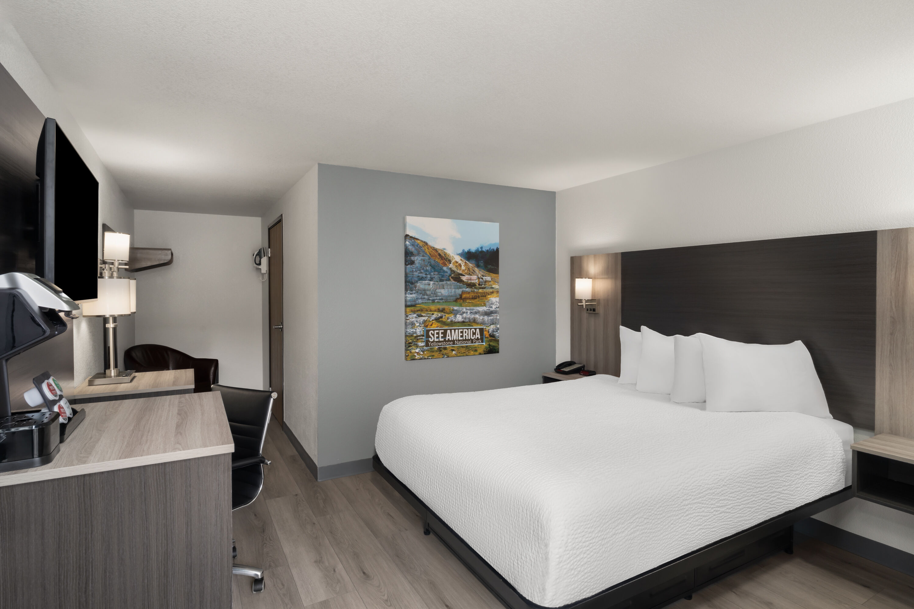 Guest room at the Travelodge by Wyndham Gardiner Yellowstone Park North in Gardiner, Montana