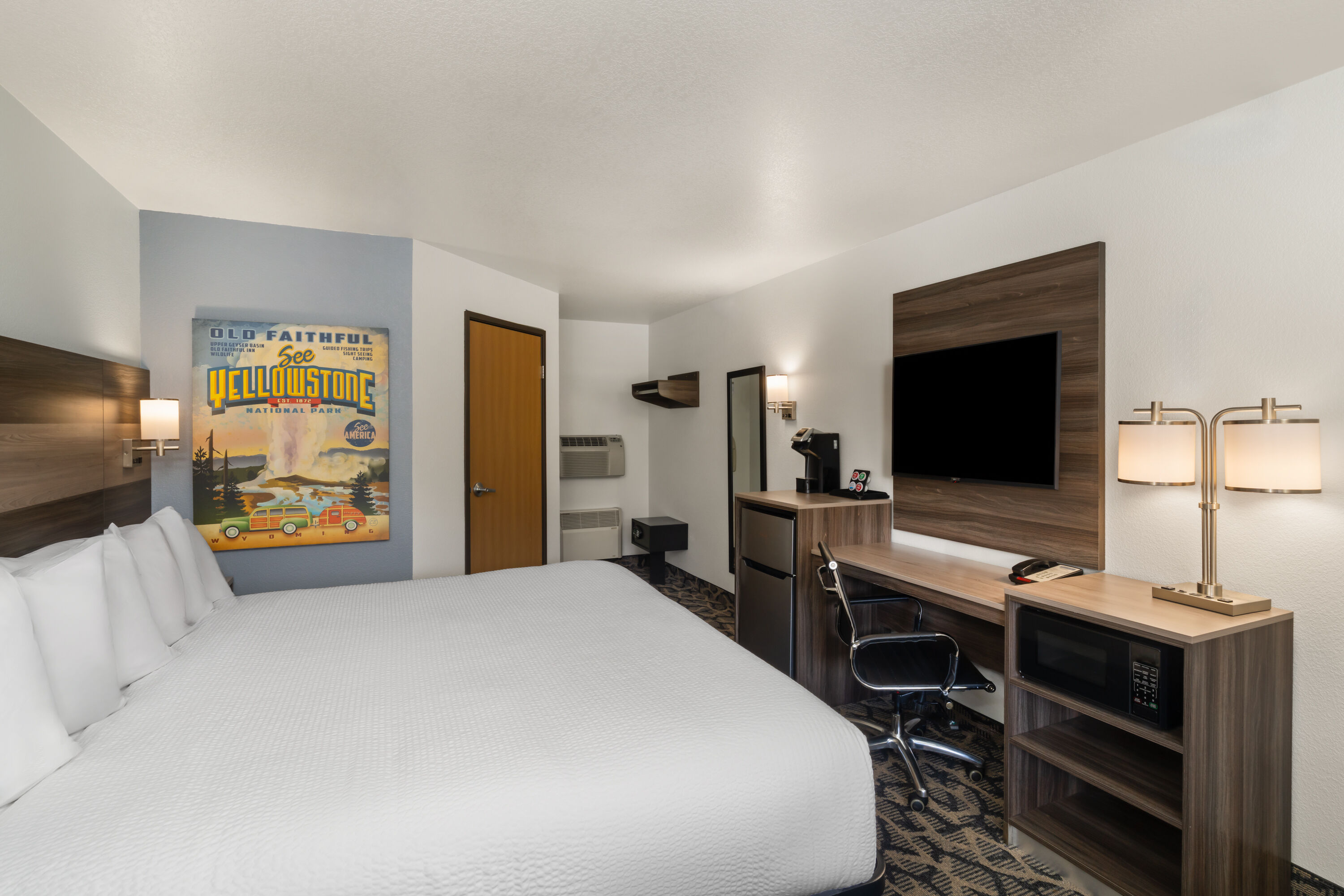 Guest room at the Travelodge by Wyndham Gardiner Yellowstone Park North in Gardiner, Montana