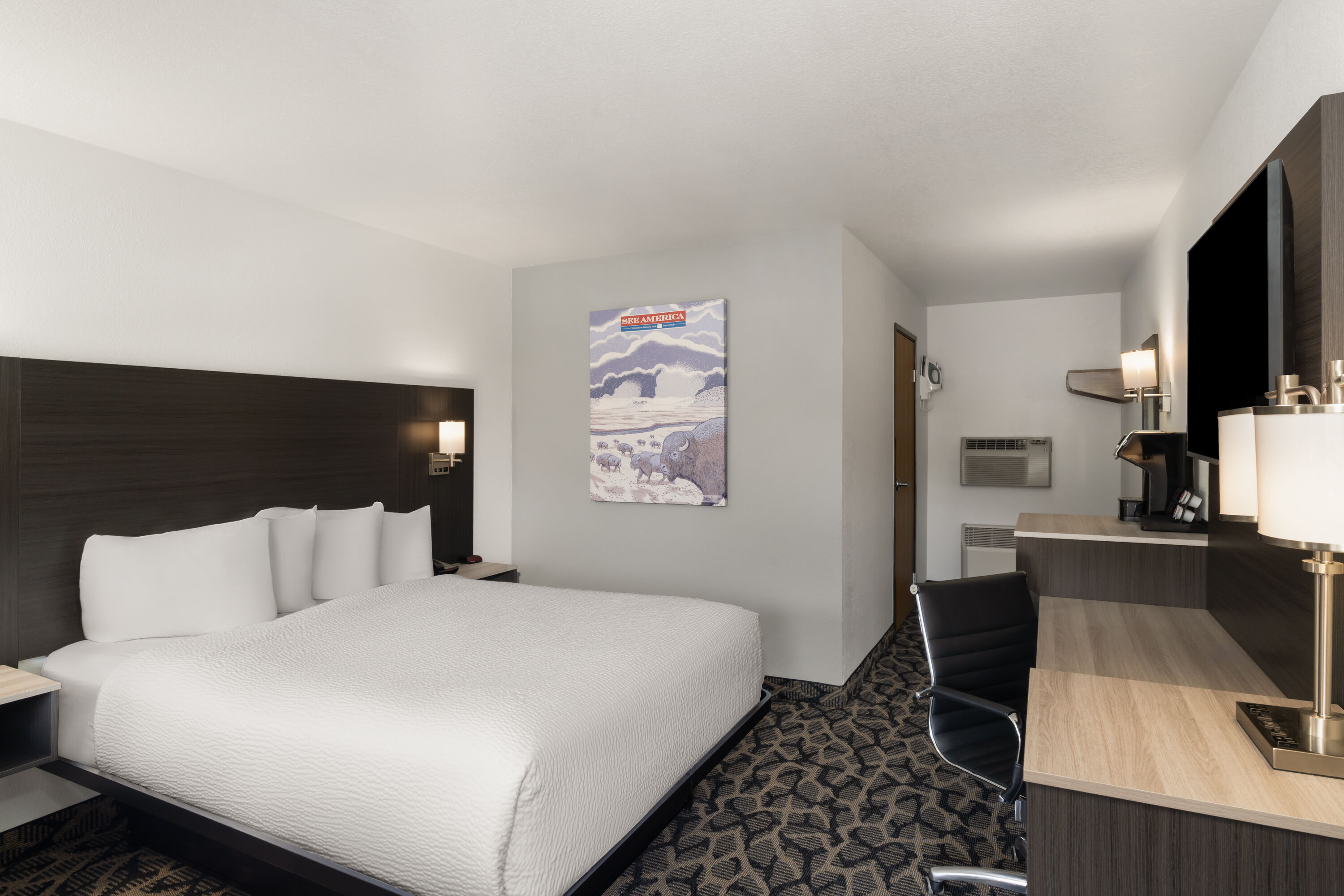 Guest room at the Travelodge by Wyndham Gardiner Yellowstone Park North in Gardiner, Montana