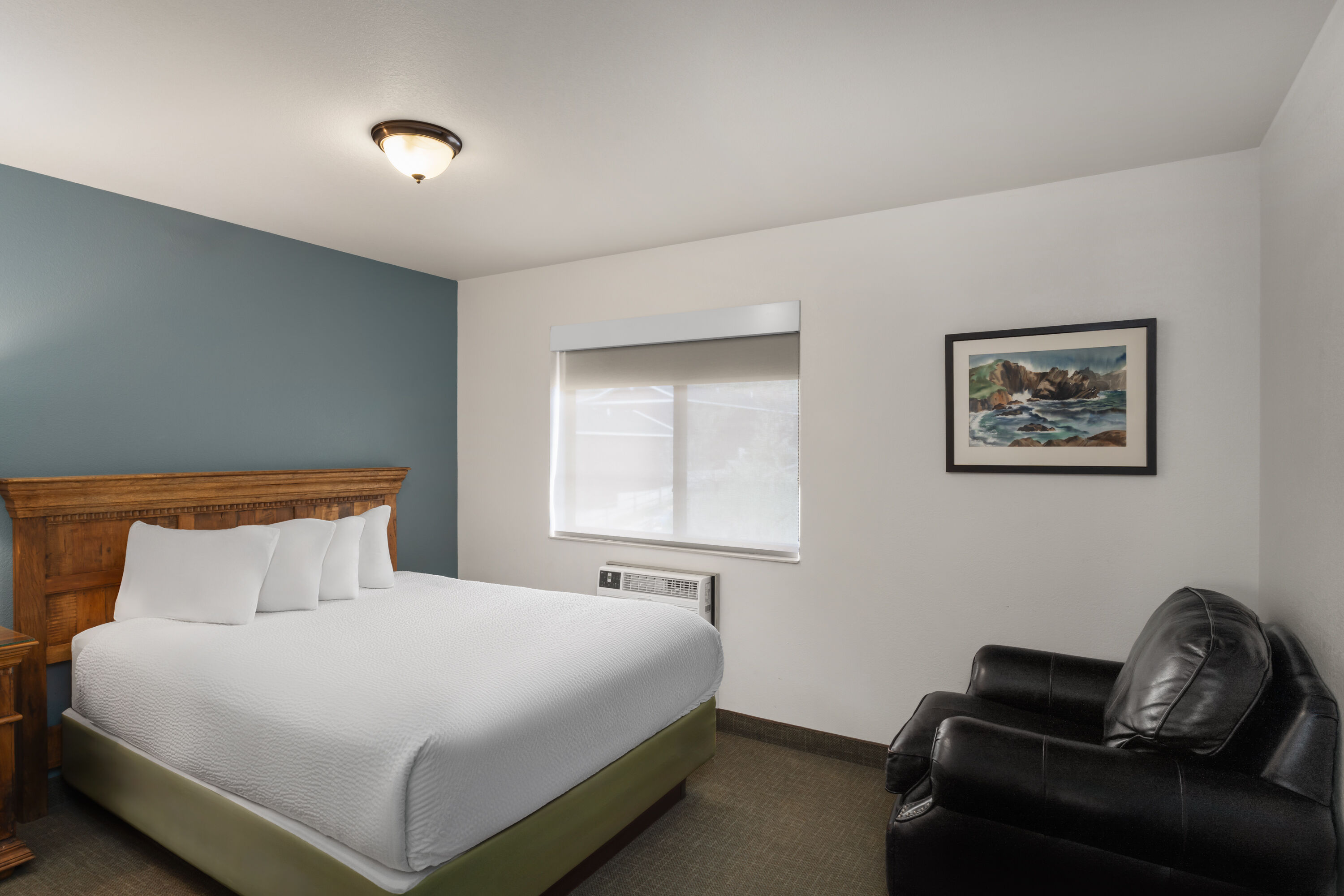Guest room at the Travelodge by Wyndham Gardiner Yellowstone Park North in Gardiner, Montana