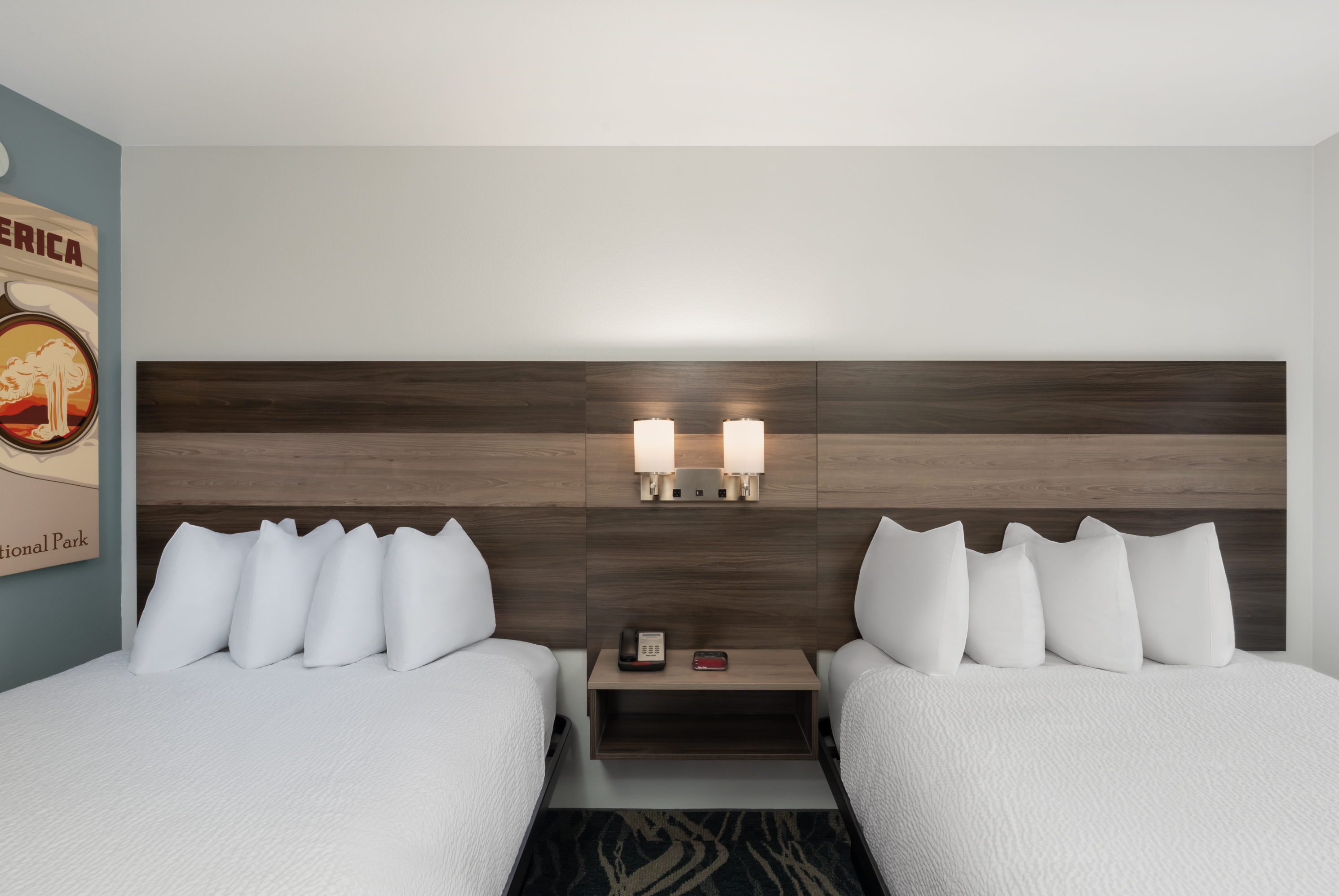 Double bed guest room at the Travelodge by Wyndham Gardiner Yellowstone Park North in Gardiner, Montana