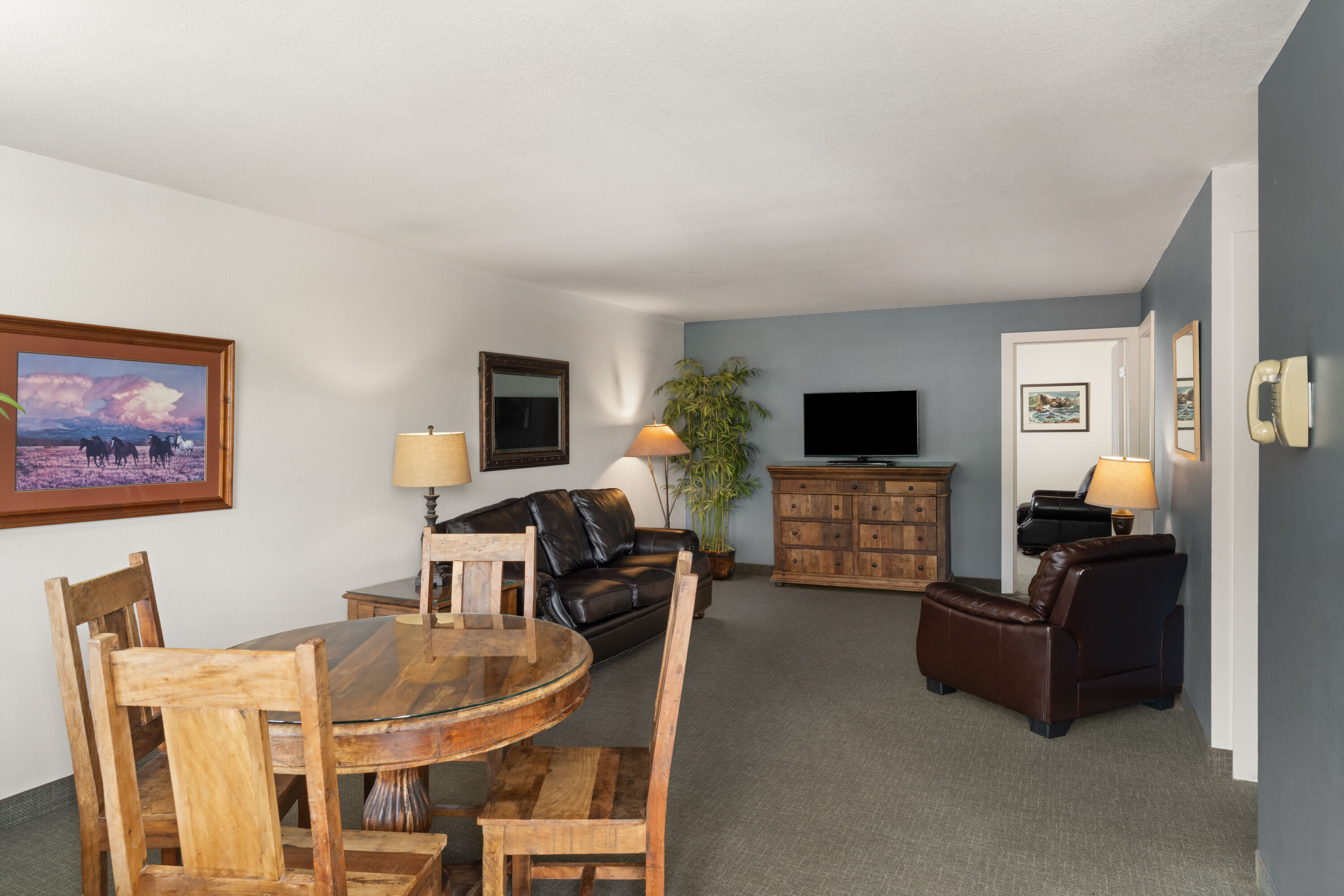 Travelodge by Wyndham Gardiner Yellowstone Park North suite in Gardiner, Montana