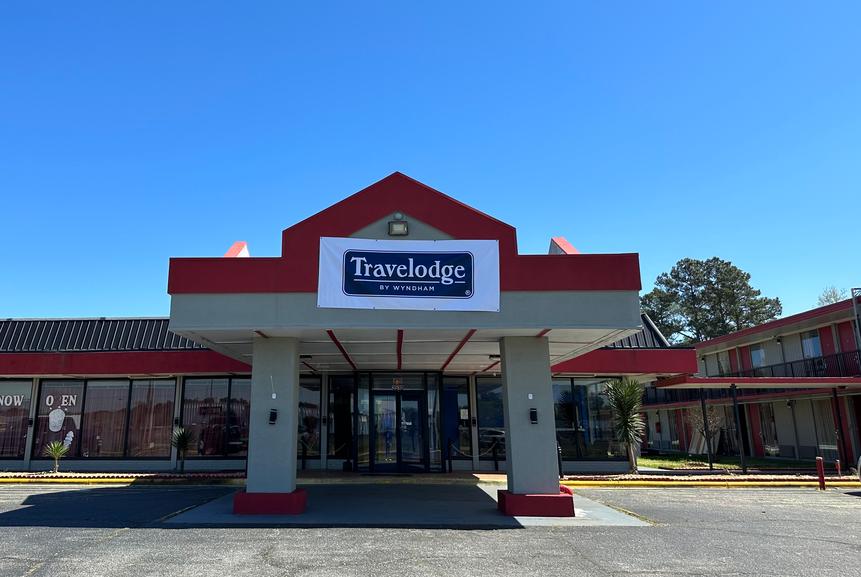 Exterior of Travelodge by Wyndham Lumberton hotel in Lumberton, North Carolina