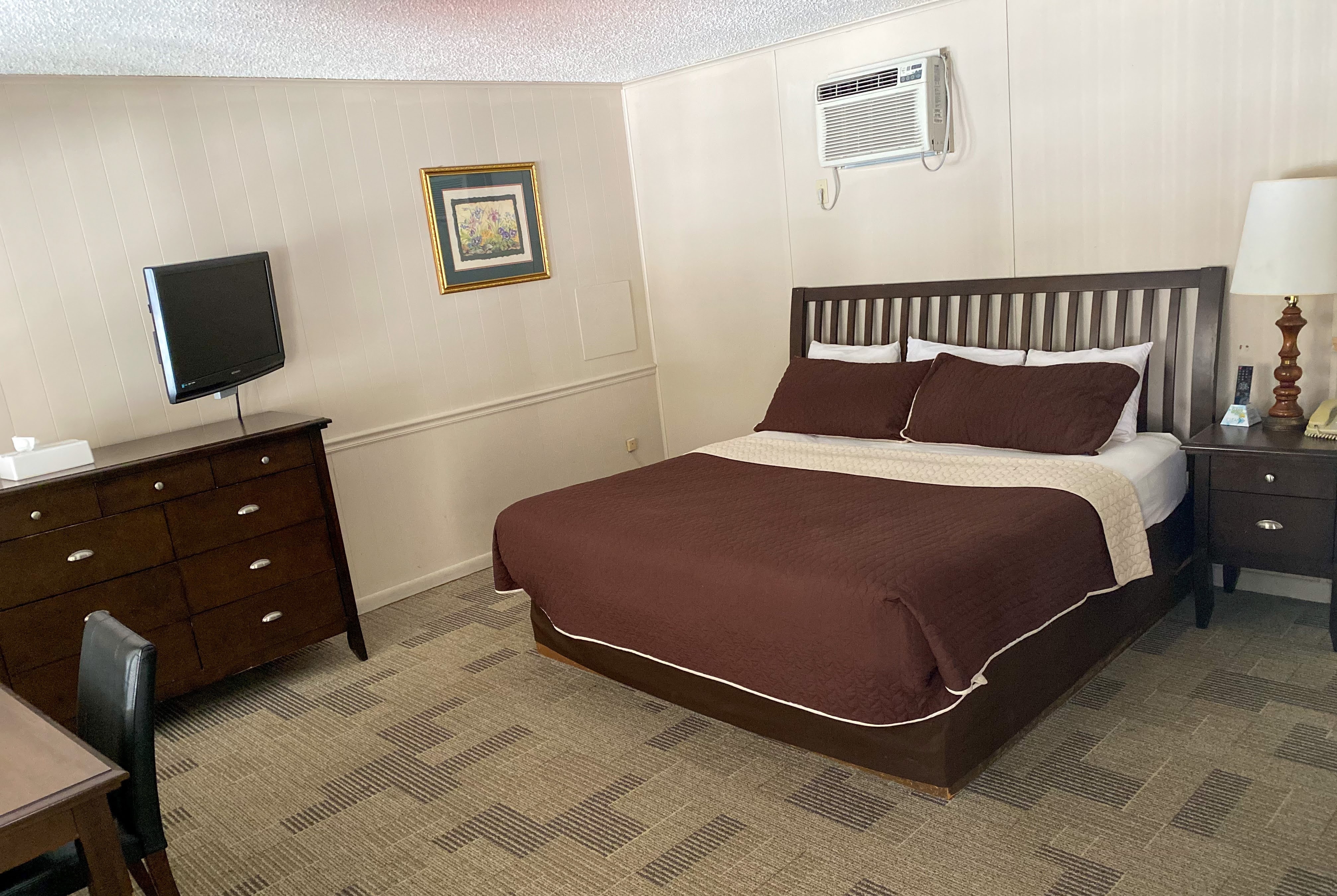 Guest room at the Travelodge by Wyndham Lincoln Near White Mountain in Lincoln, New Hampshire
