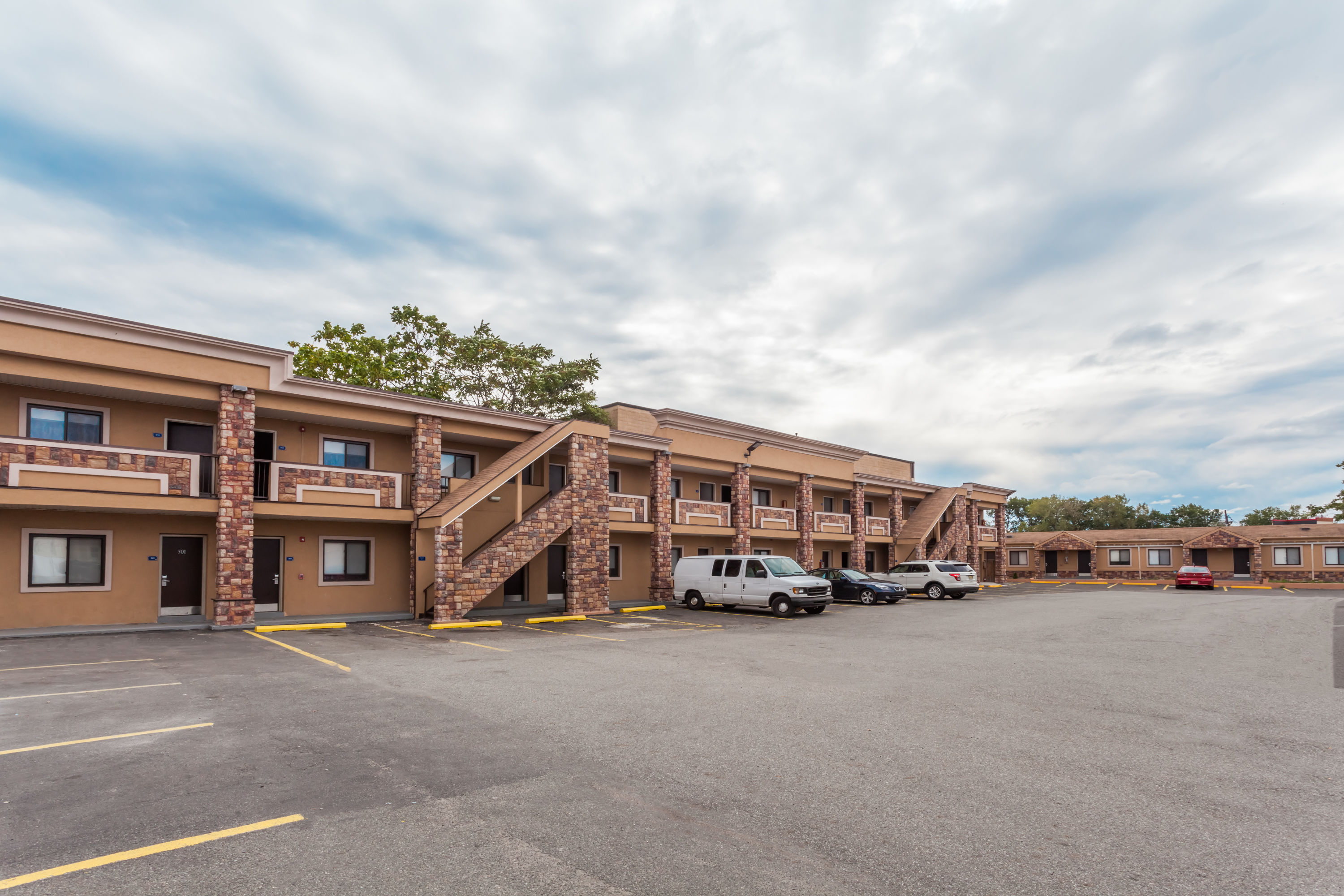 Exterior Day Image of Travelodge by Wyndham South Hackensack hotel in South Hackensack, New Jersey