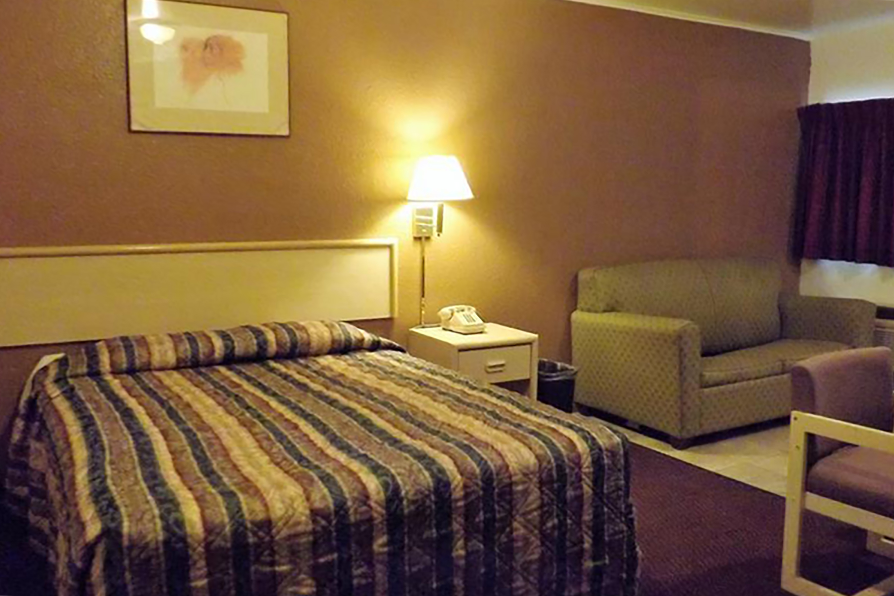 Guest room at the Travelodge by Wyndham Farmington in Farmington, New Mexico
