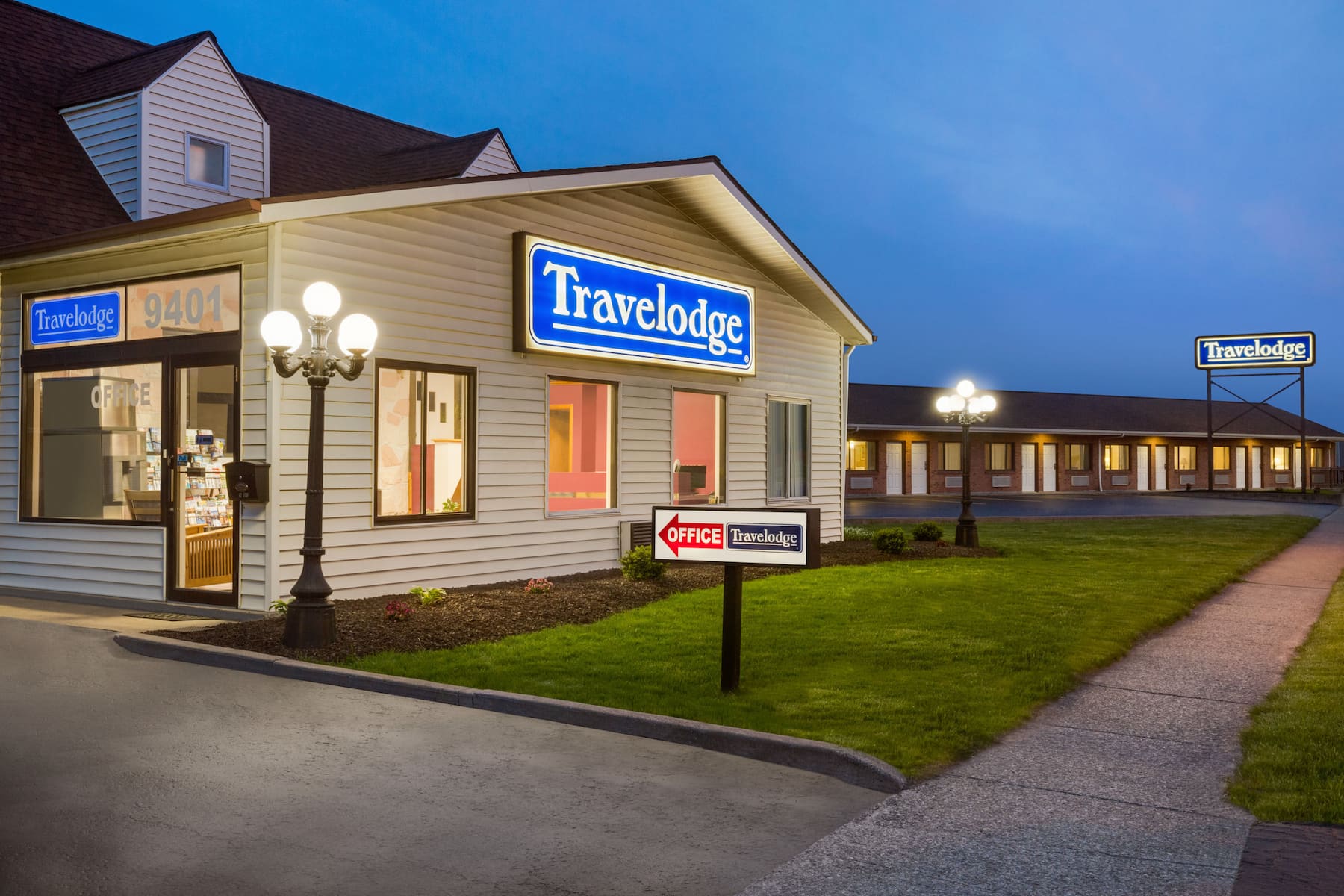 Exterior of Travelodge by Wyndham Niagara Falls hotel in Niagara Falls, New York