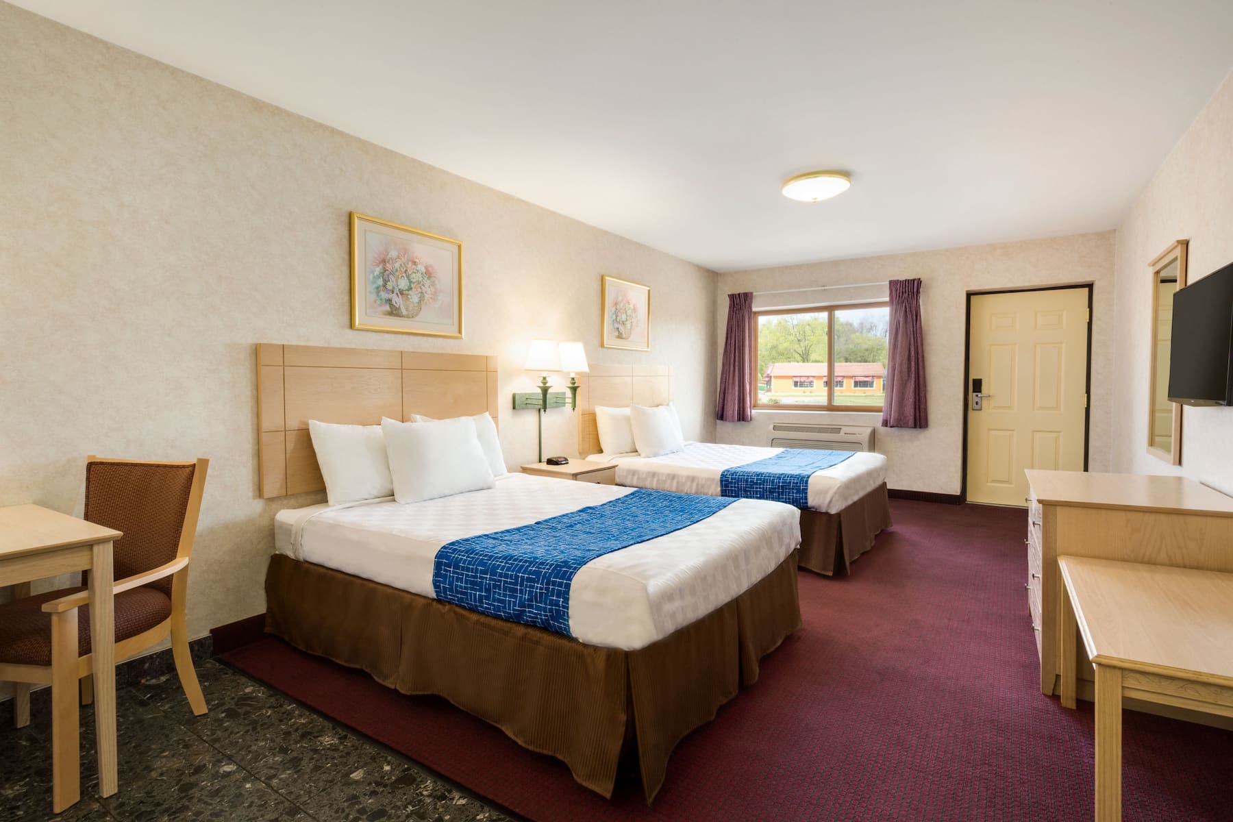 Double bed guest room at the Travelodge by Wyndham Niagara Falls in Niagara Falls, New York
