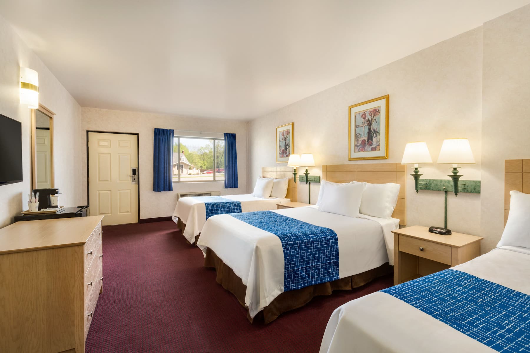 Double bed guest room at the Travelodge by Wyndham Niagara Falls in Niagara Falls, New York