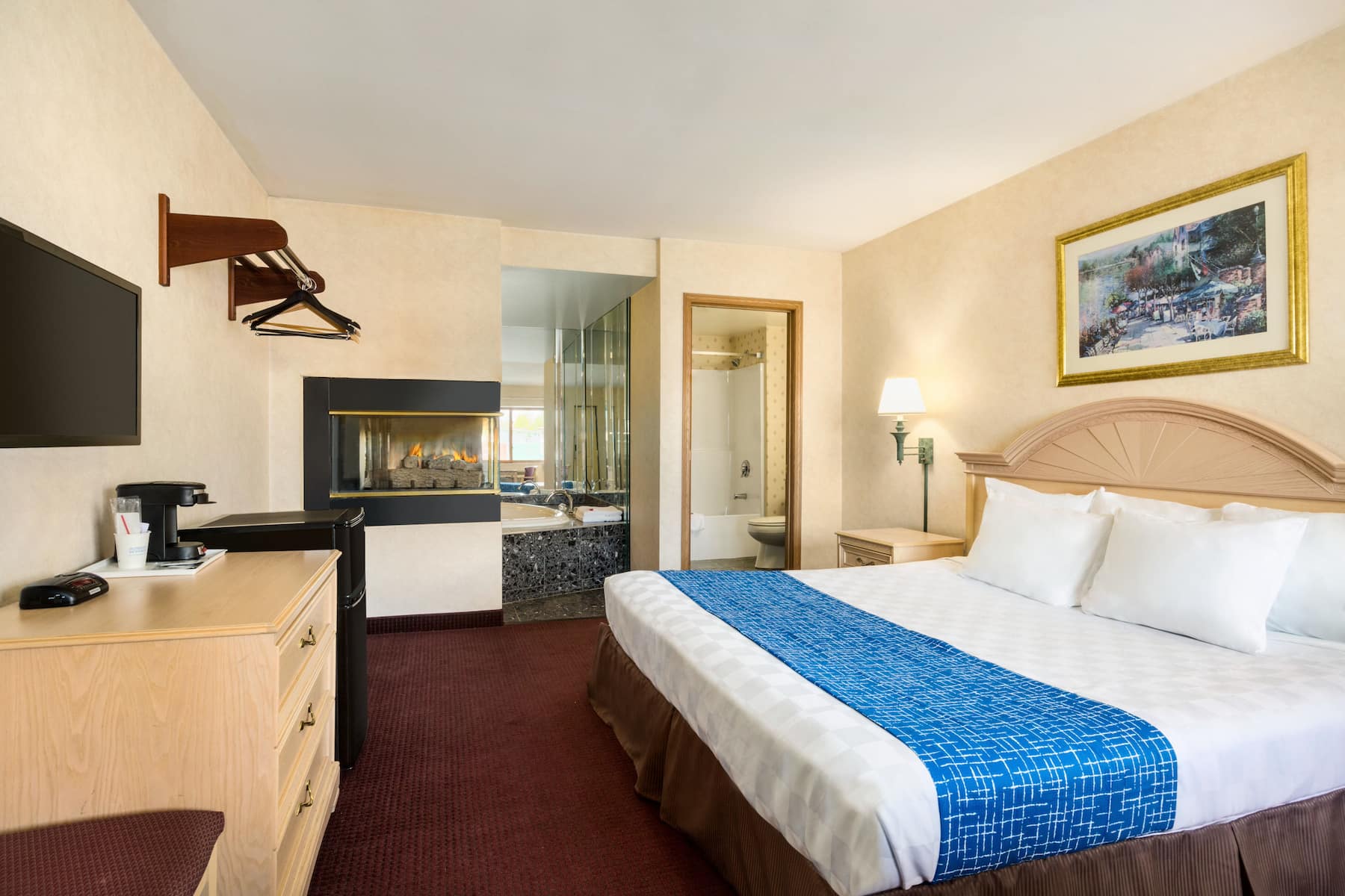 King bed guest room at the Travelodge by Wyndham Niagara Falls in Niagara Falls, New York