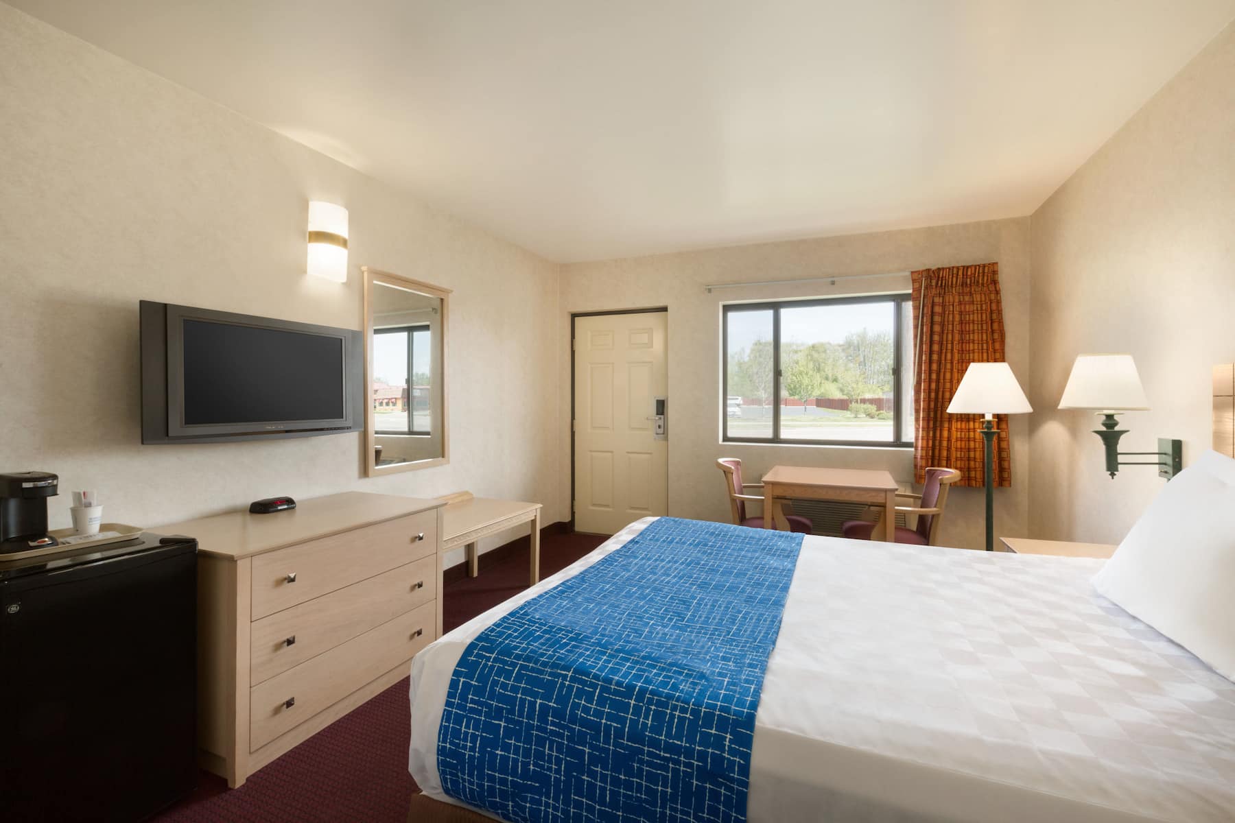 Queen bed guest room at the Travelodge by Wyndham Niagara Falls in Niagara Falls, New York