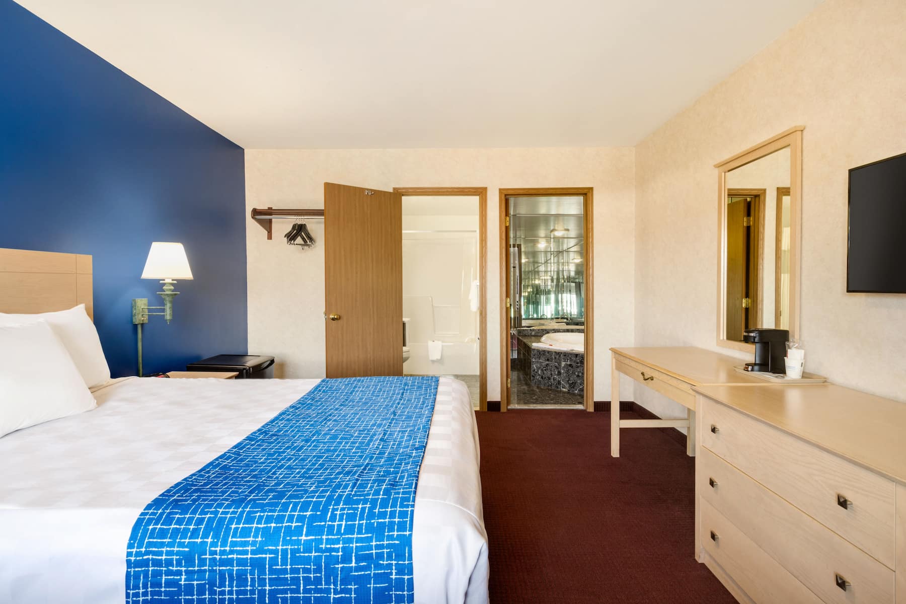 Queen bed guest room at the Travelodge by Wyndham Niagara Falls in Niagara Falls, New York