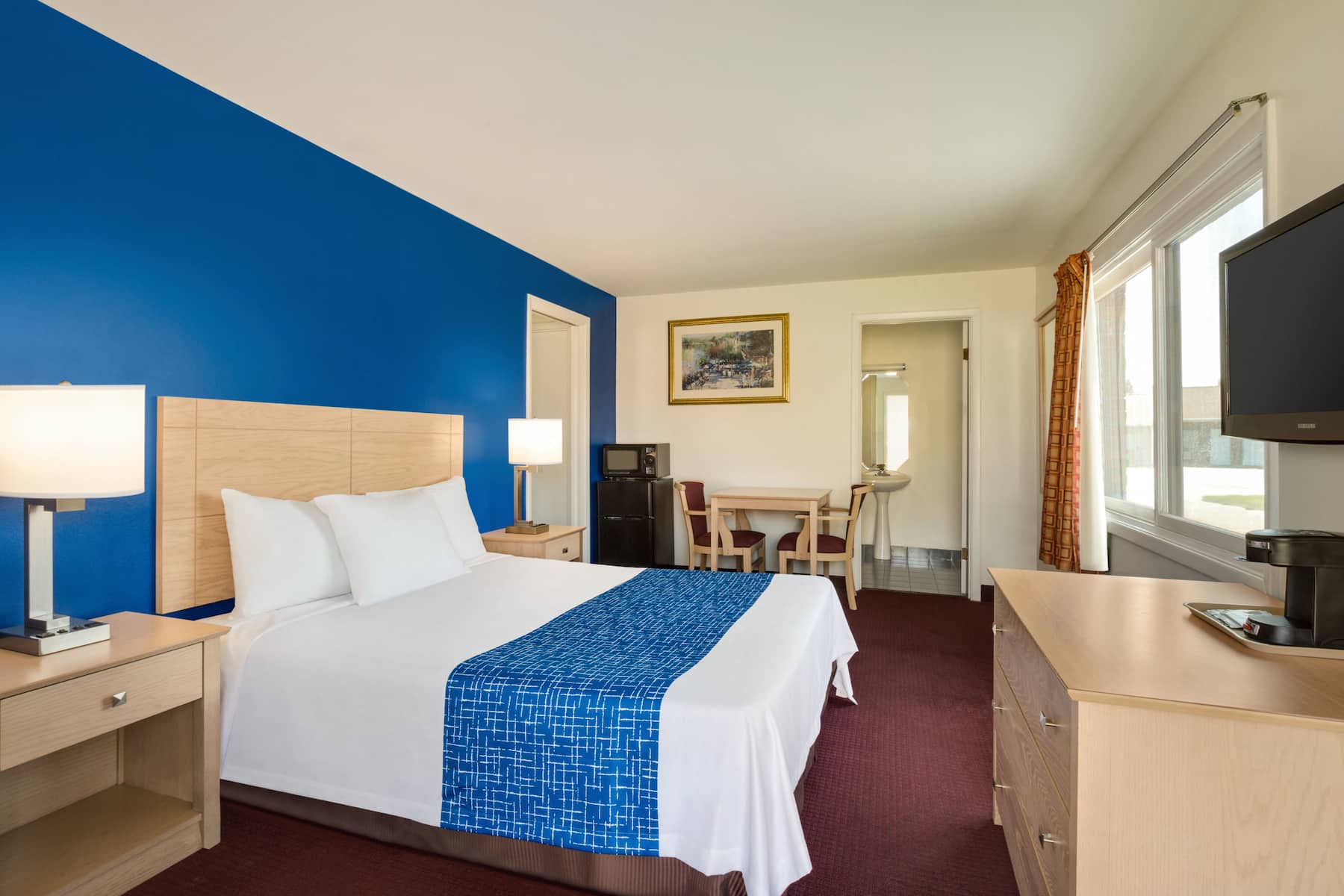 Queen bed guest room at the Travelodge by Wyndham Niagara Falls in Niagara Falls, New York