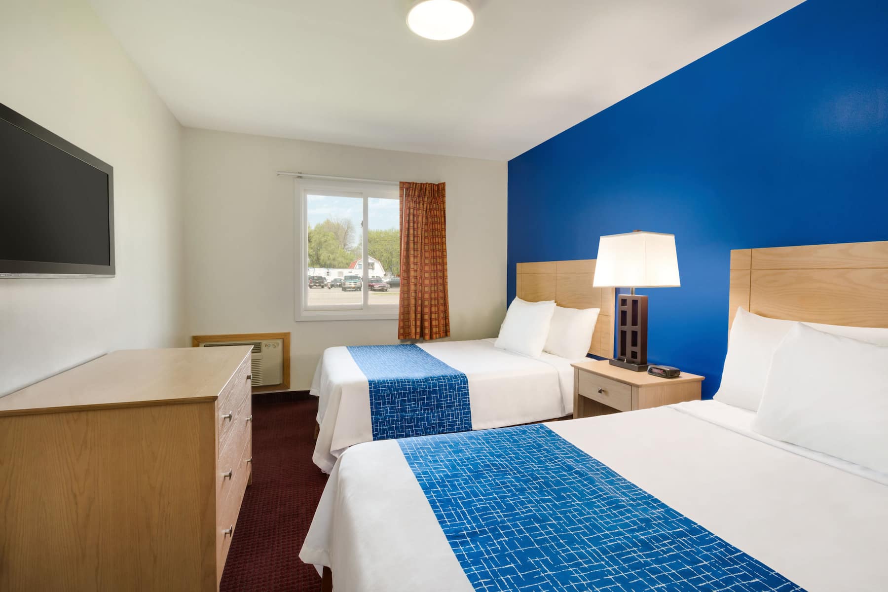 Queen bed guest room at the Travelodge by Wyndham Niagara Falls in Niagara Falls, New York