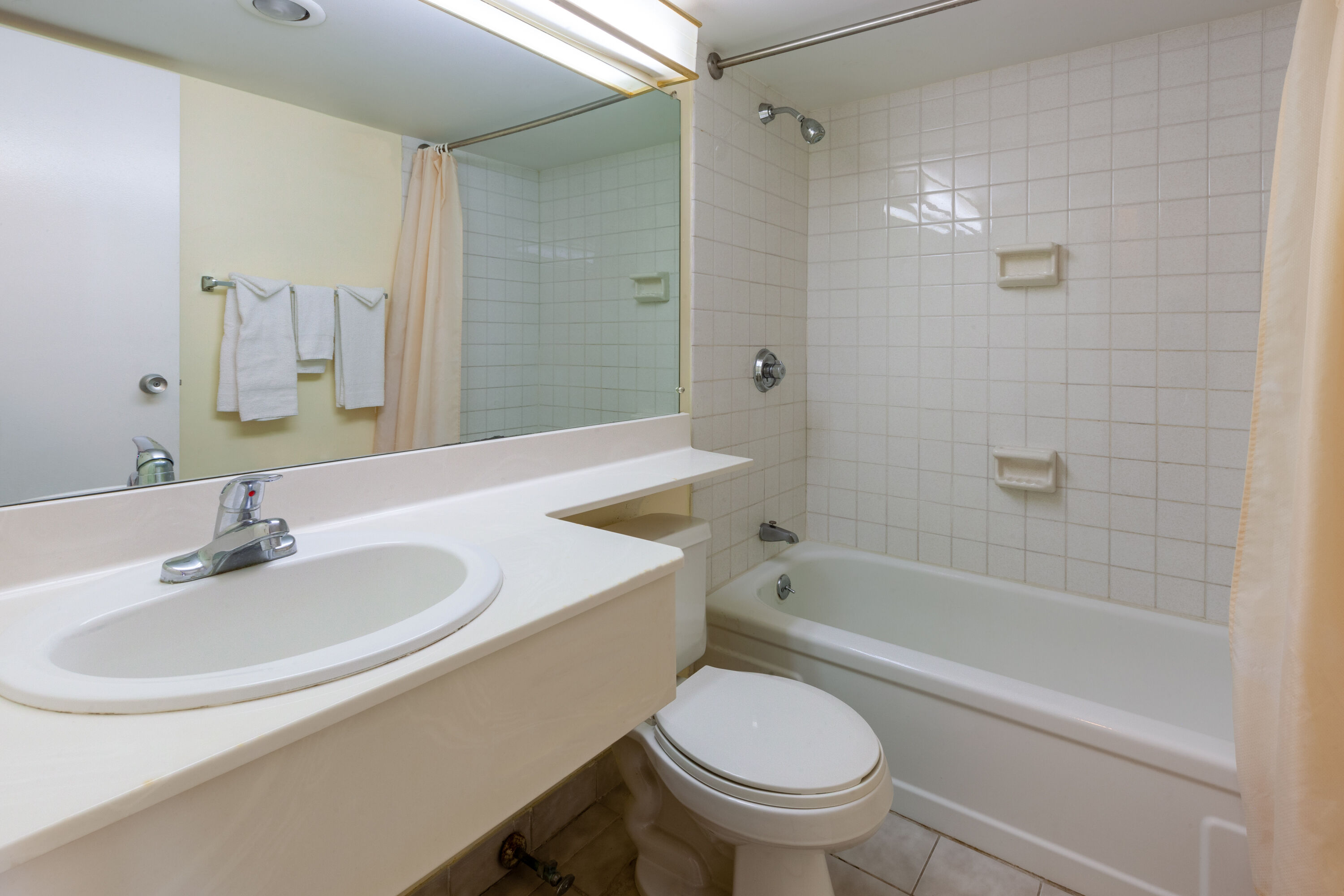 Guest room bath at the Travelodge by Wyndham Cleveland Airport in Brook Park, Ohio