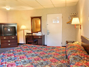 Travelodge by Wyndham Cleveland Lakewood suite in Lakewood, Ohio